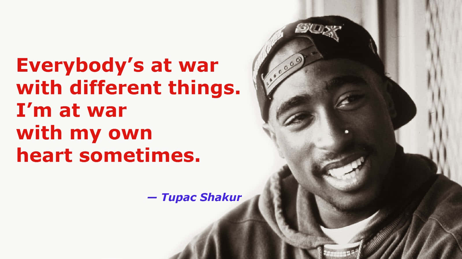 Tupac Shakur 在黑白照片中微笑，帶有紅色引文覆蓋層。