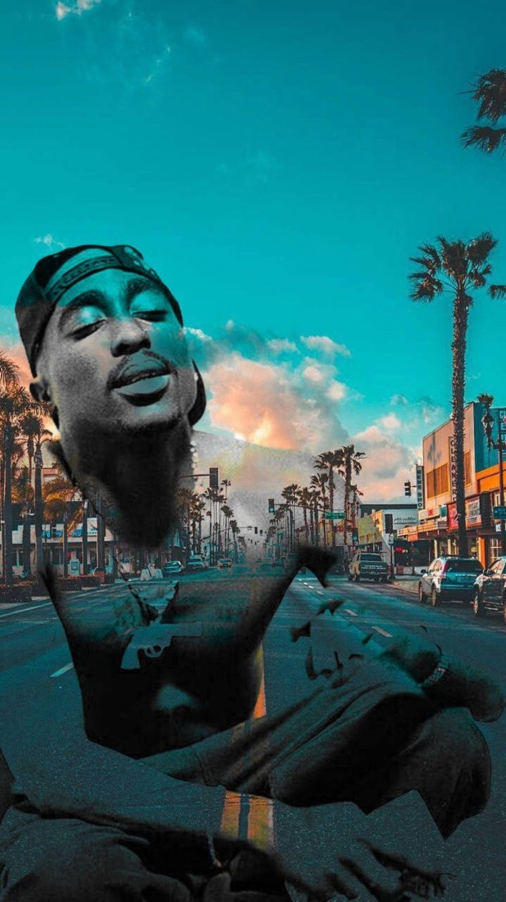 Tupac Shakur肖像疊加在色彩繽紛的城市街道上，有棕櫚樹和日落天空。