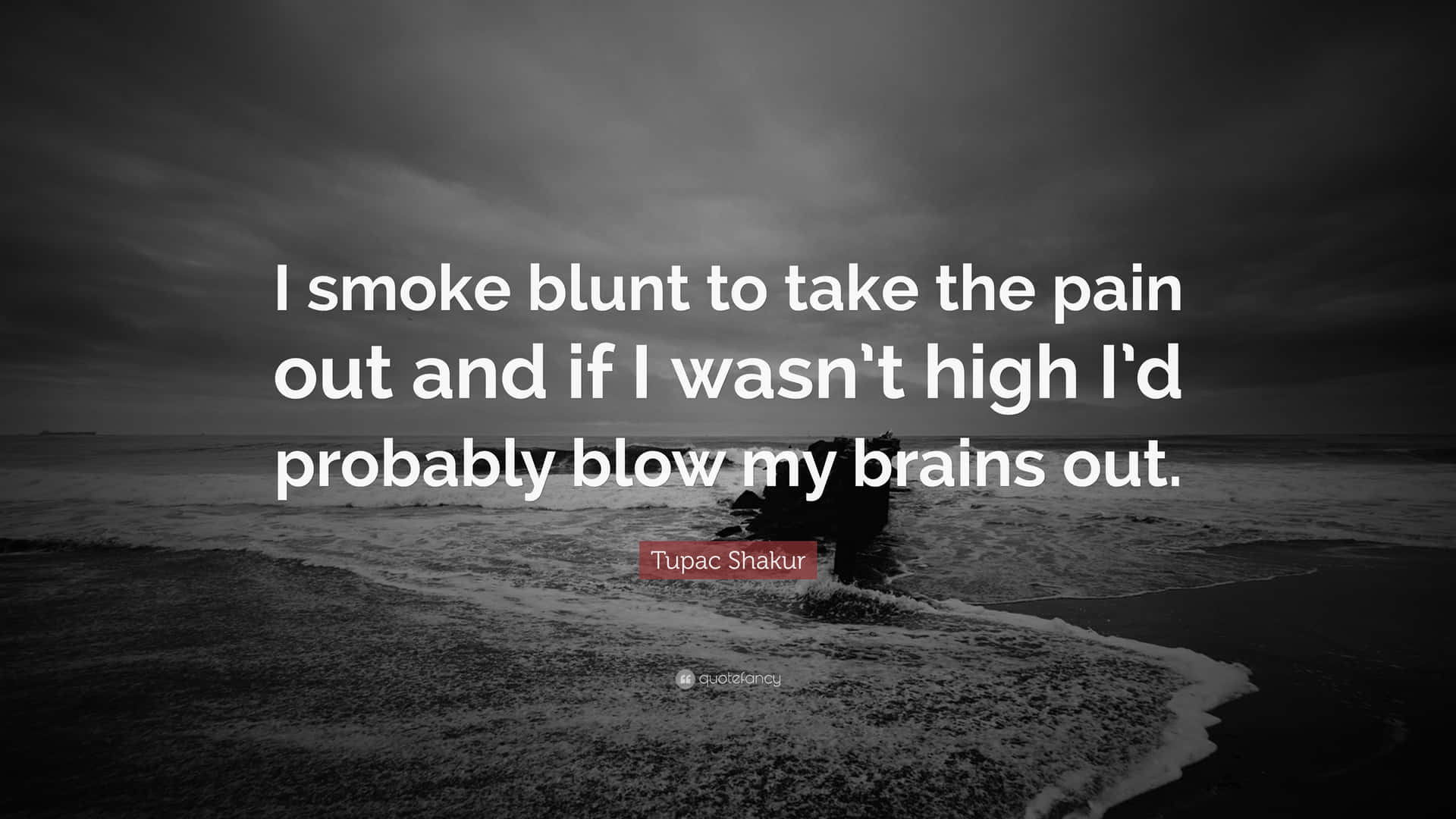 黑暗暴風雨的海灘，波濤洶湧，並疊加了 Tupac Shakur 的名言。