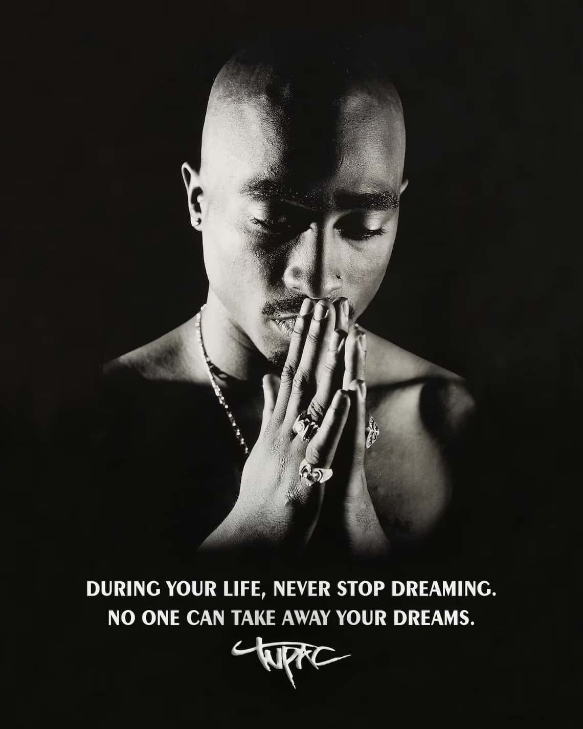 Tupac Shakur 肖像，雙手靠近嘴邊，下方有勵志語錄。