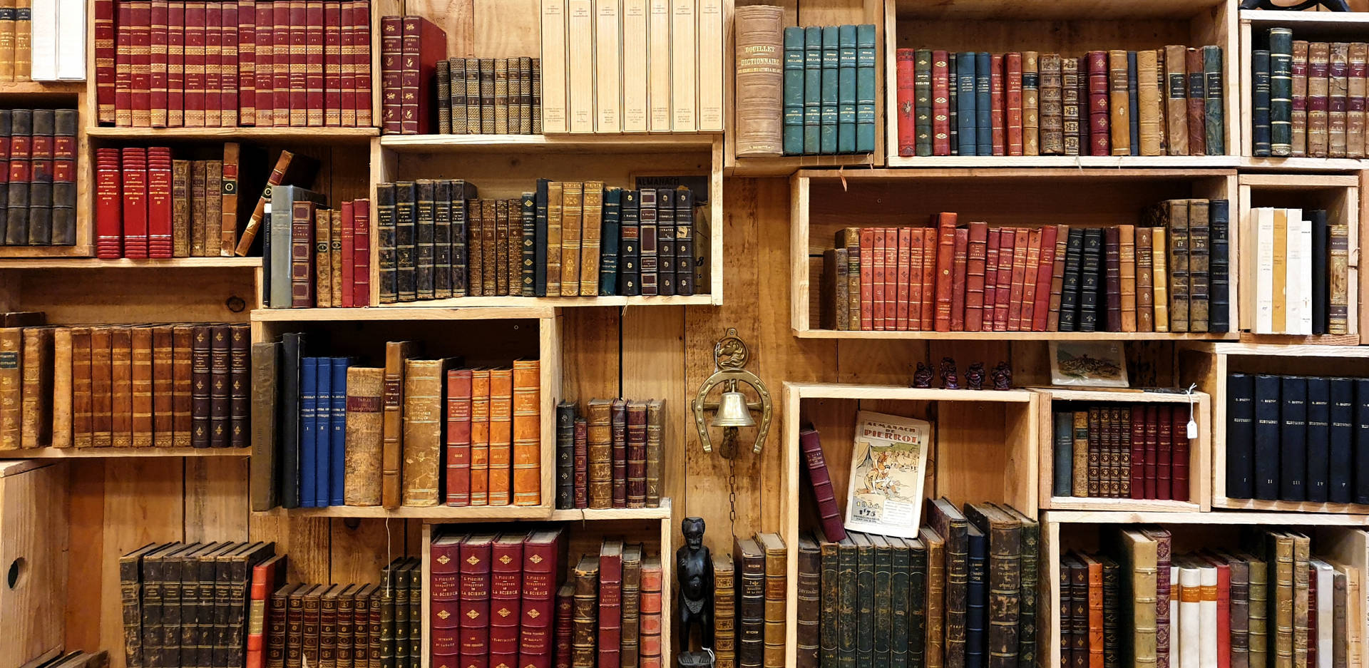 木書架裝滿了紅色、藍色和棕色封面的復古書籍。