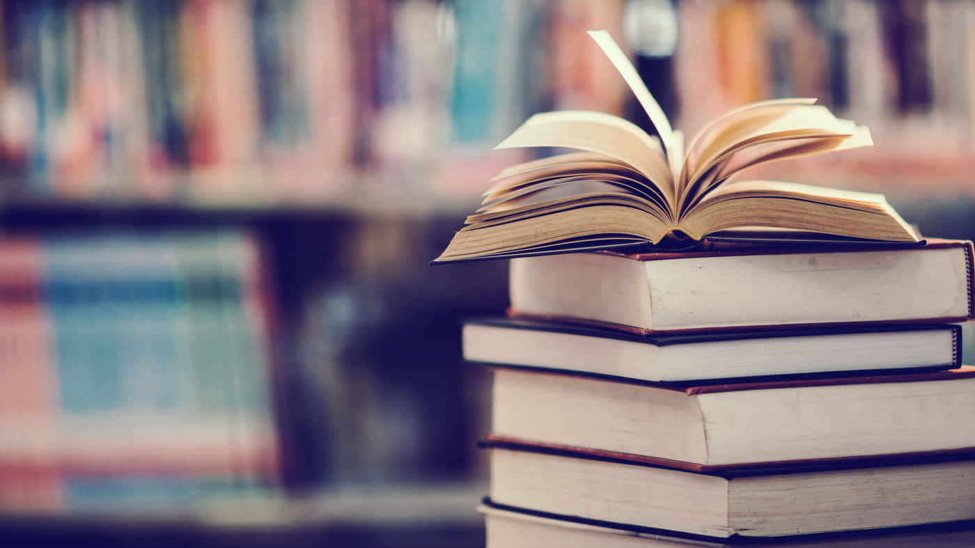 圖書館內疊起的一堆書 壁紙