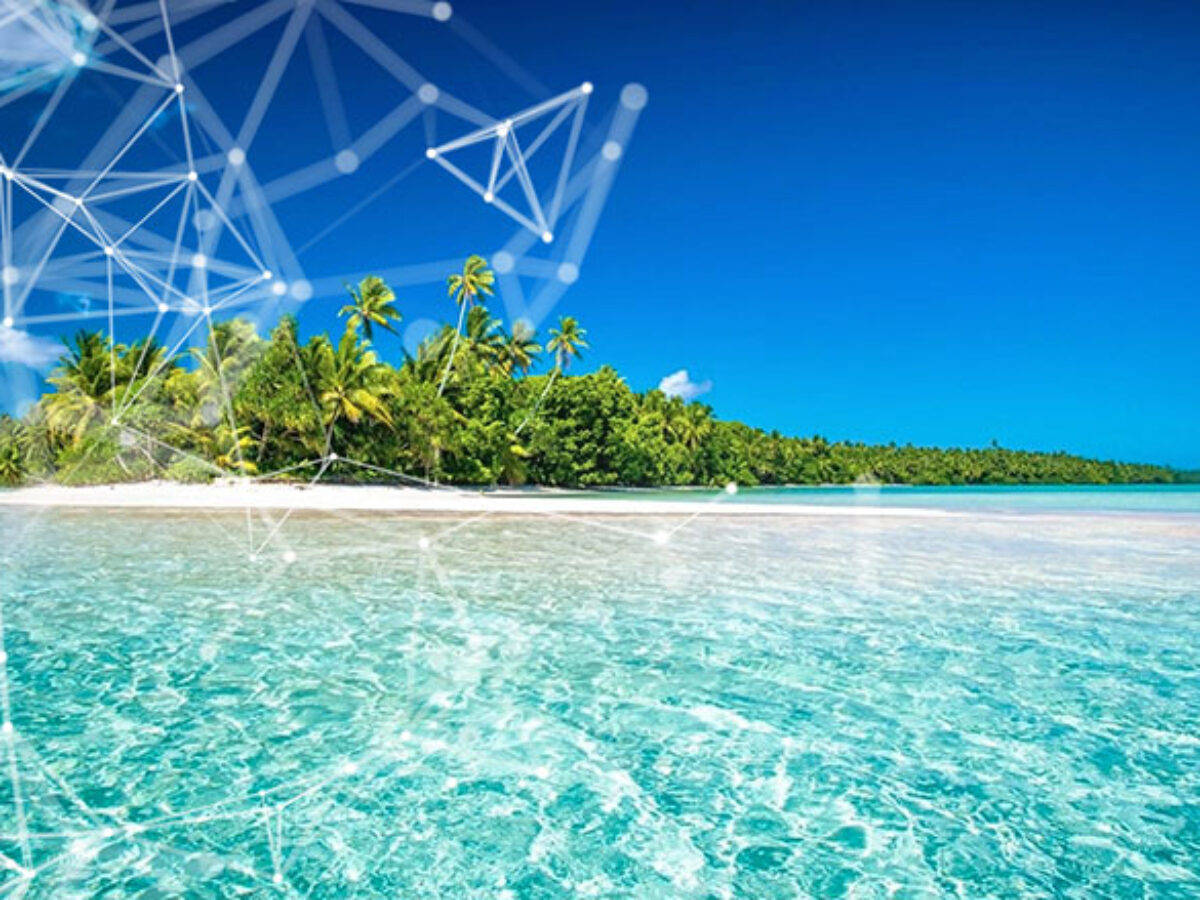 圖瓦利的熱帶寧靜 壁紙 — 熱帶島嶼天堂，碧綠海水和棕櫚樹上覆蓋著發光的數字網絡線條。