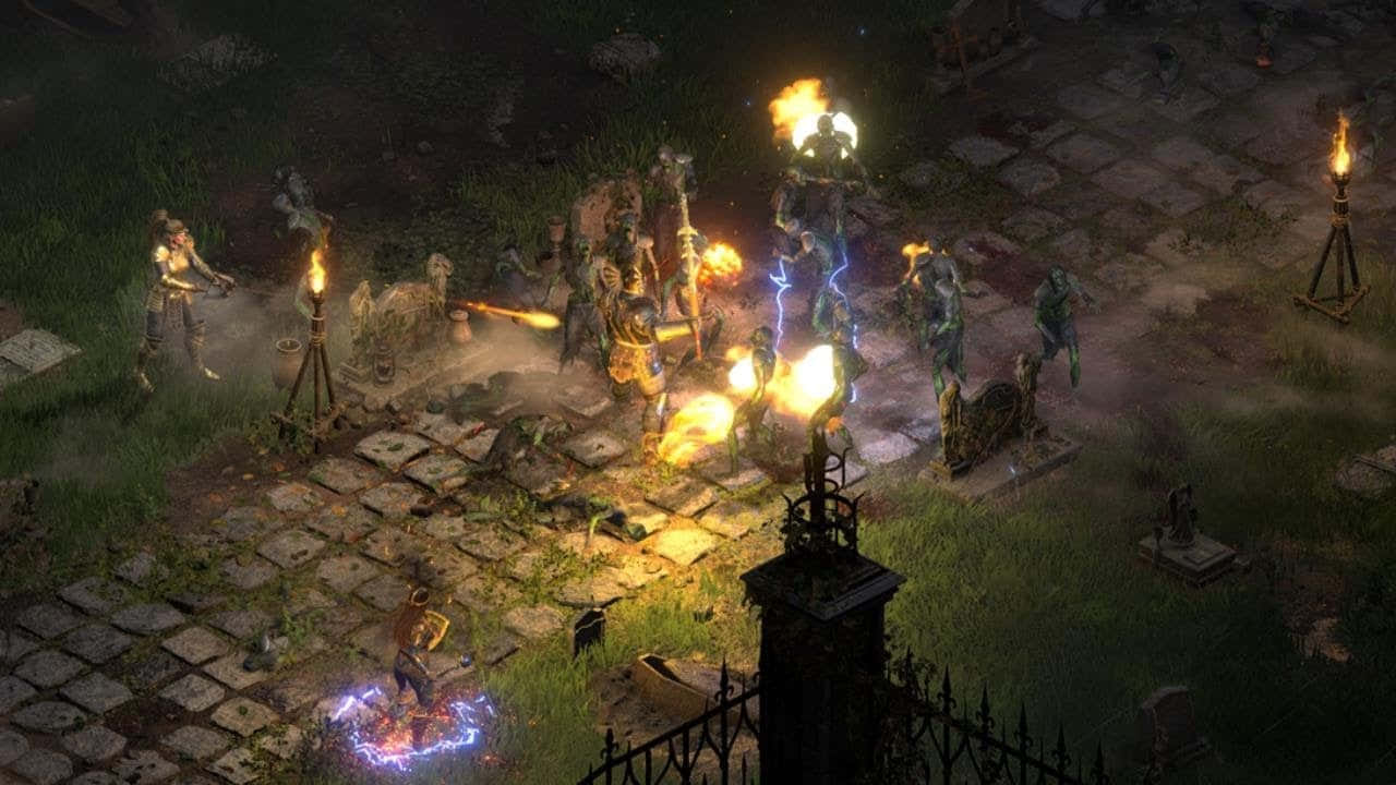 「團結一致，戰勝地獄邪惡」——《Diablo 2 Resurrected》 壁紙 — 一場黑暗奇幻戰鬥在墓地展開，角色們在火炬光下釋放火焰和閃電法術。