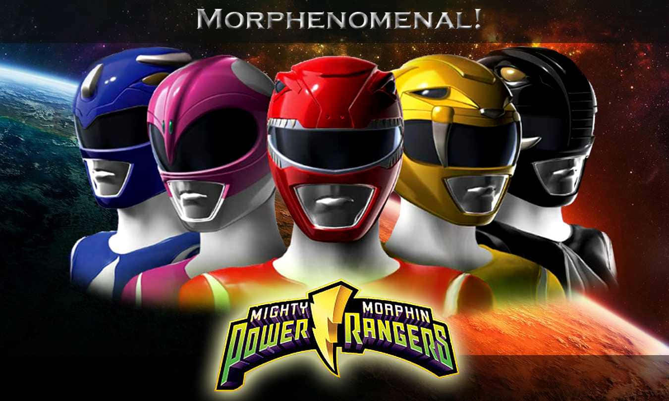 團結崛起，成為Power Rangers 壁紙 — 五位身穿彩色頭盔的恐龍戰隊英雄般地站在宇宙背景前，背景中有地球和一顆熾熱的行星。