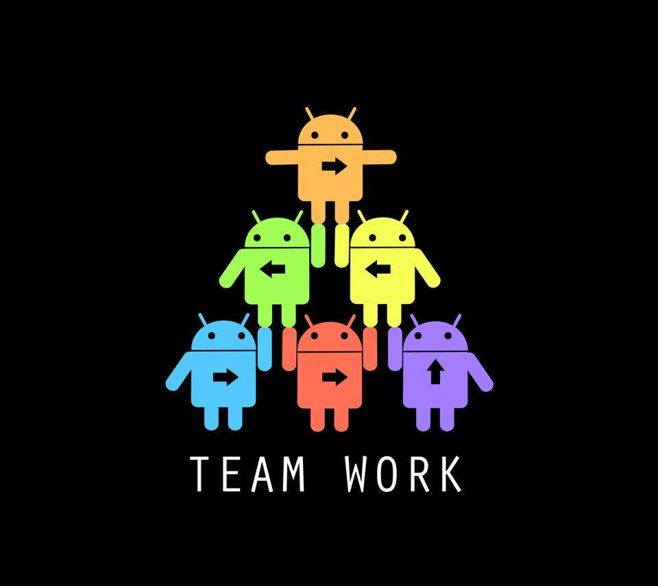 團隊合作：安卓機器人彩虹金字塔造型 壁紙 — 六個彩色Android機械人圖示形成一個向內指的三角形，下方有「TEAM WORK」文字，背景為黑色。