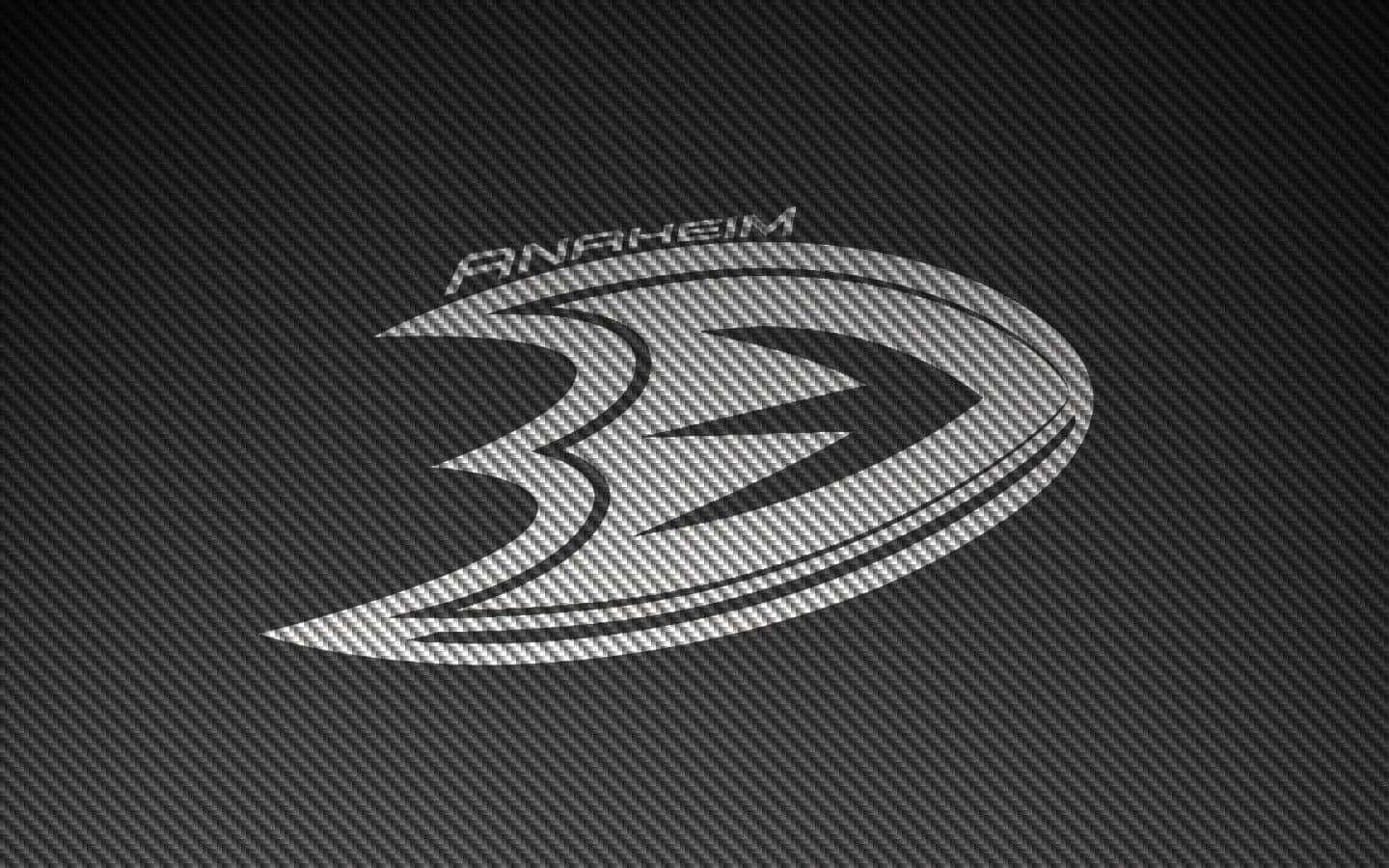 Anaheim Ducks 標誌在碳纖維背景上。