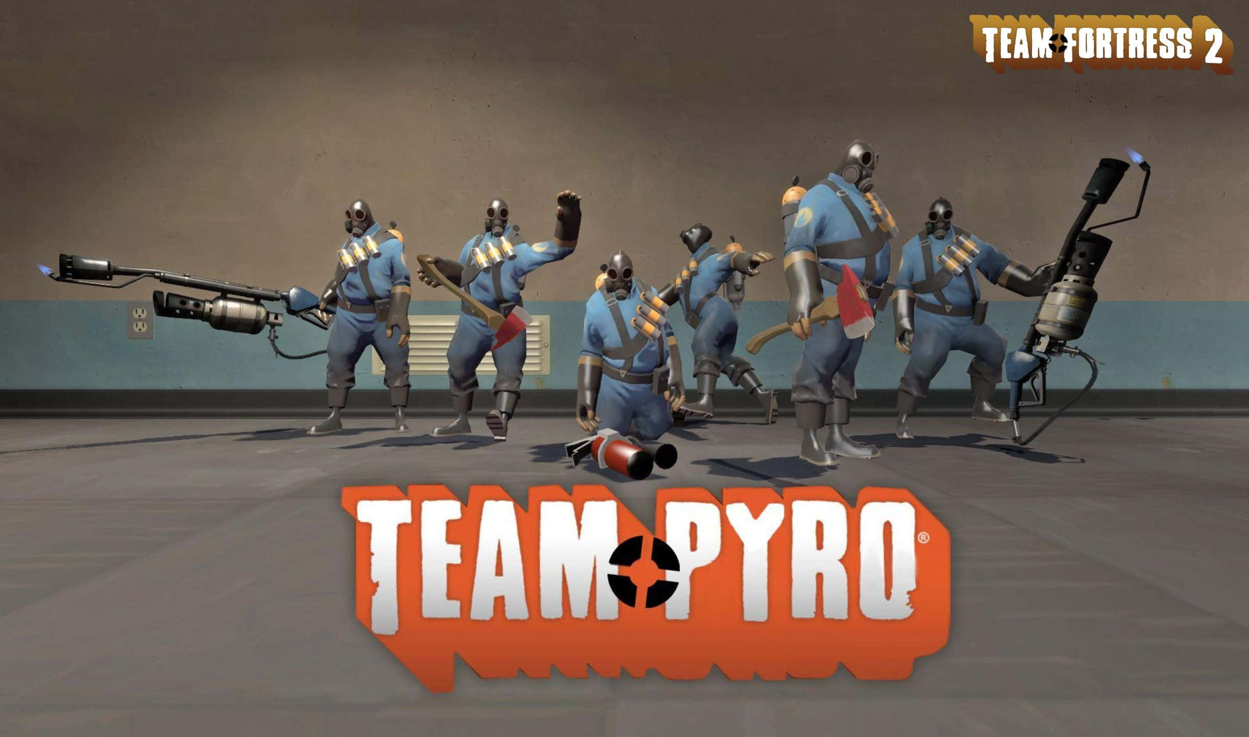 《團隊戰爭2》玩家臥床準備遊戲 壁紙 — 一群身穿藍色制服的 Team Fortress 2 Pyro 角色在粗糙的室內環境中，以火焰噴射器和爆炸物動態擺姿勢。