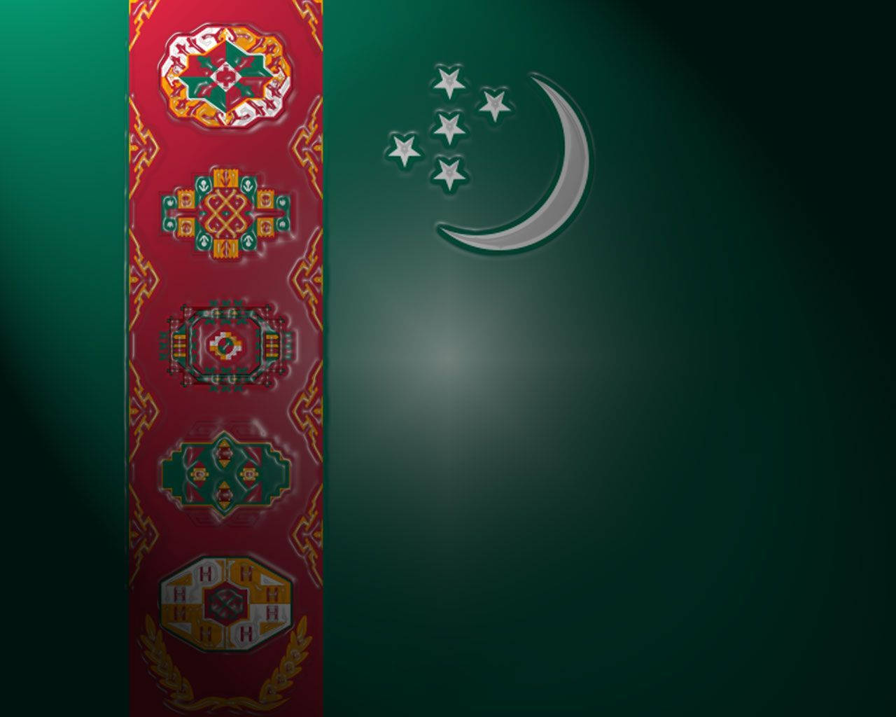 土庫曼斯坦國旗 壁紙 — 土庫曼斯坦國旗的數位渲染，深綠色背景上帶有紅色垂直條紋，飾有複雜的傳統圖案、新月和星星。