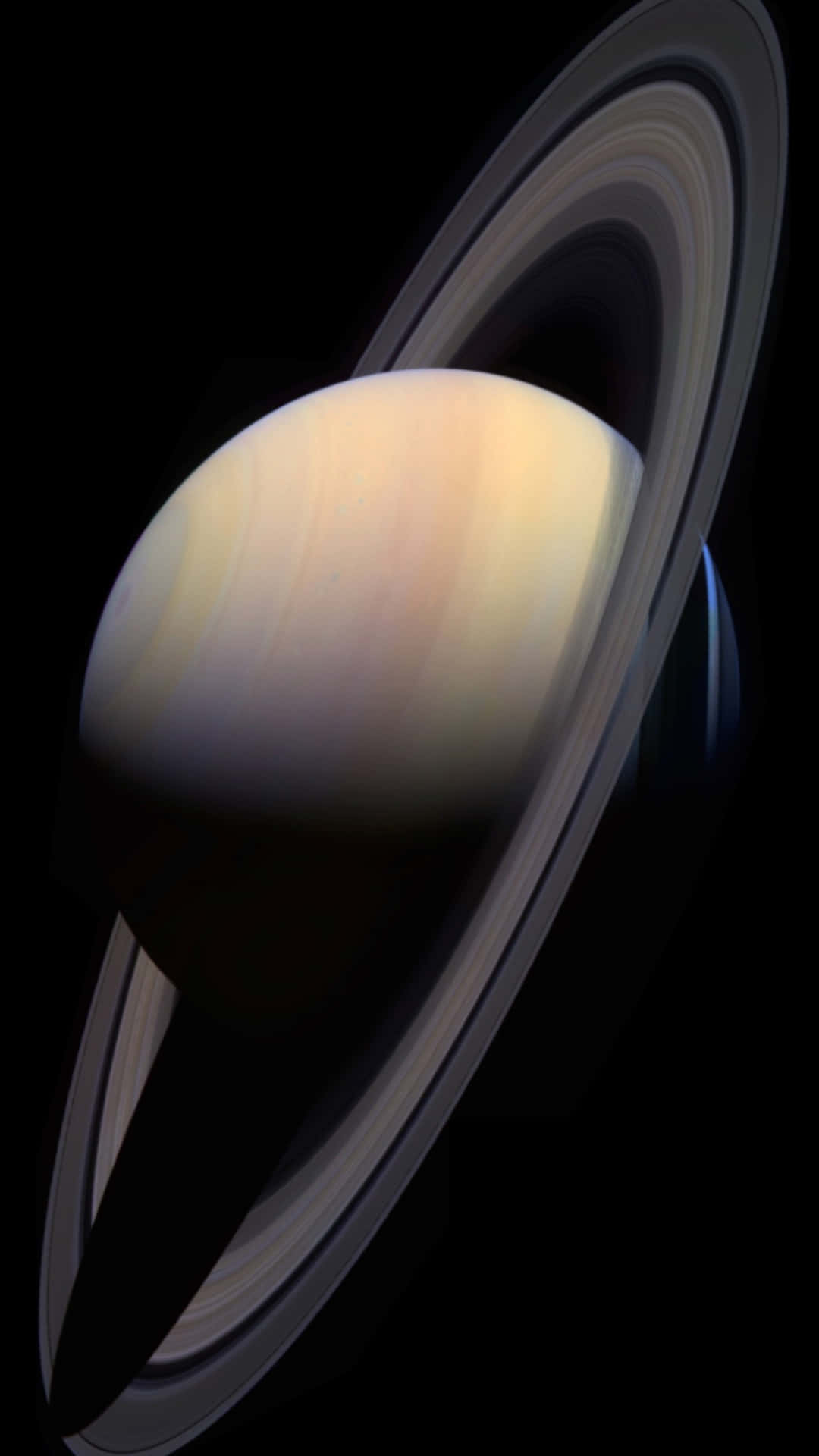 土星 桌布 壁紙 — 土星在虛空中柔和地發光，其標誌性的環在深空中投下銳利的陰影。