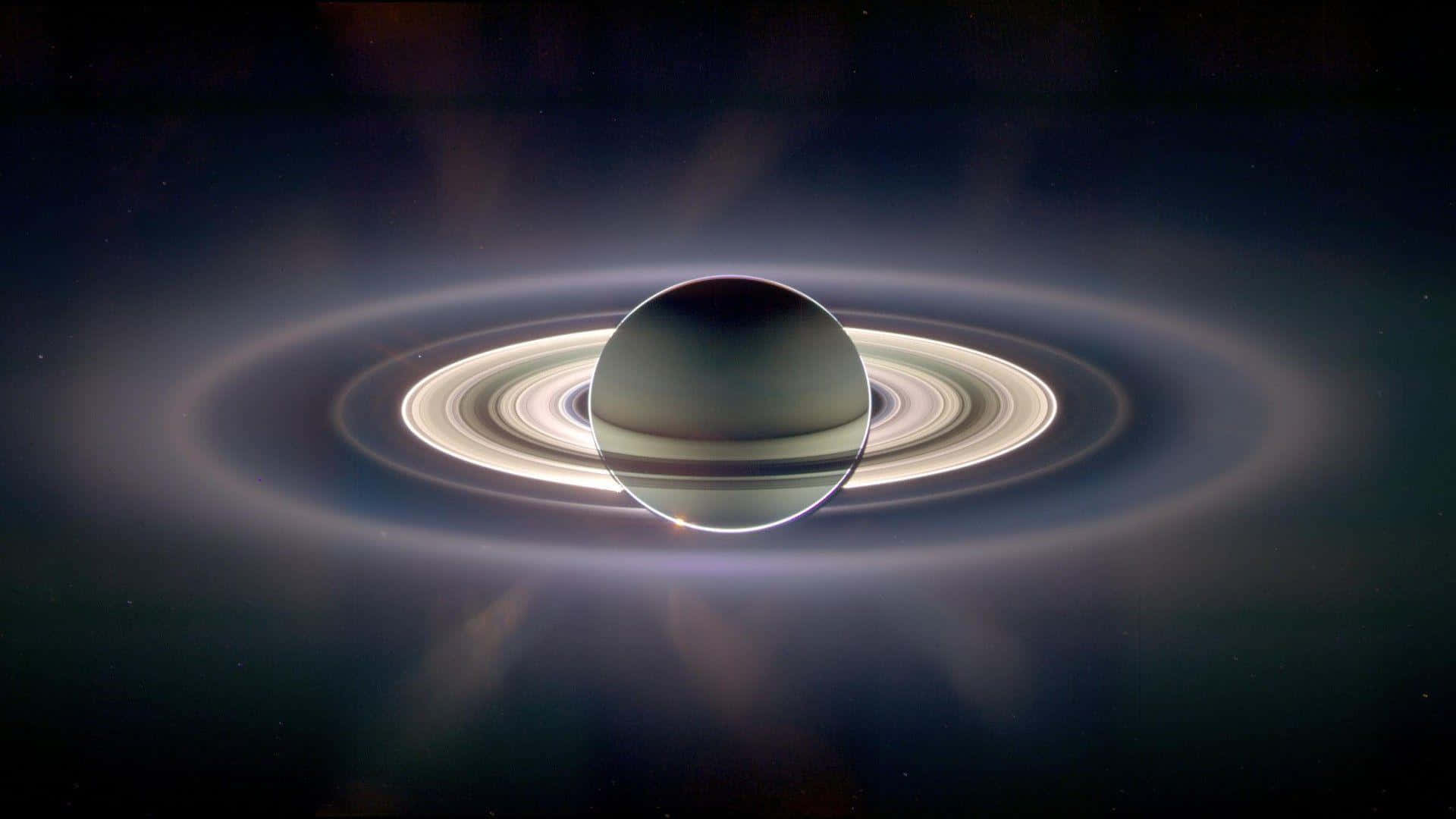 土星 桌布 壁紙 — 土星壯麗的景象，其標誌性光環在黑暗的宇宙背景下柔和發光。
