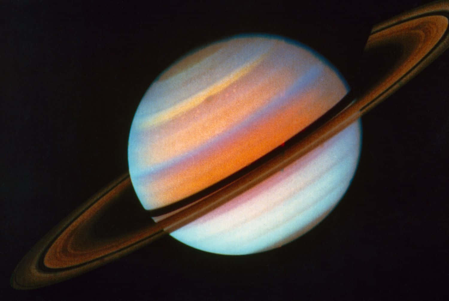 土星在深空中帶有彩色條紋和突出的環。