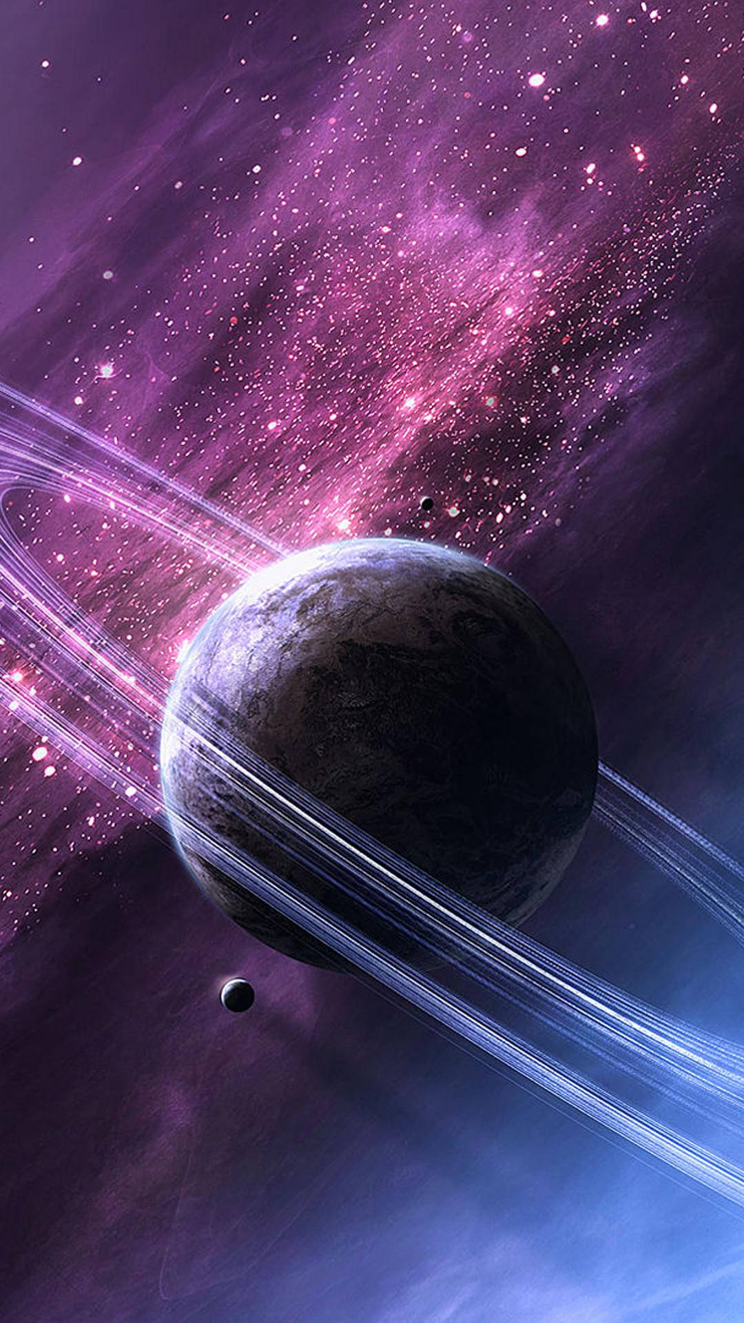 一顆帶有光環的行星，被紫色星場和發光的宇宙塵埃環繞。
