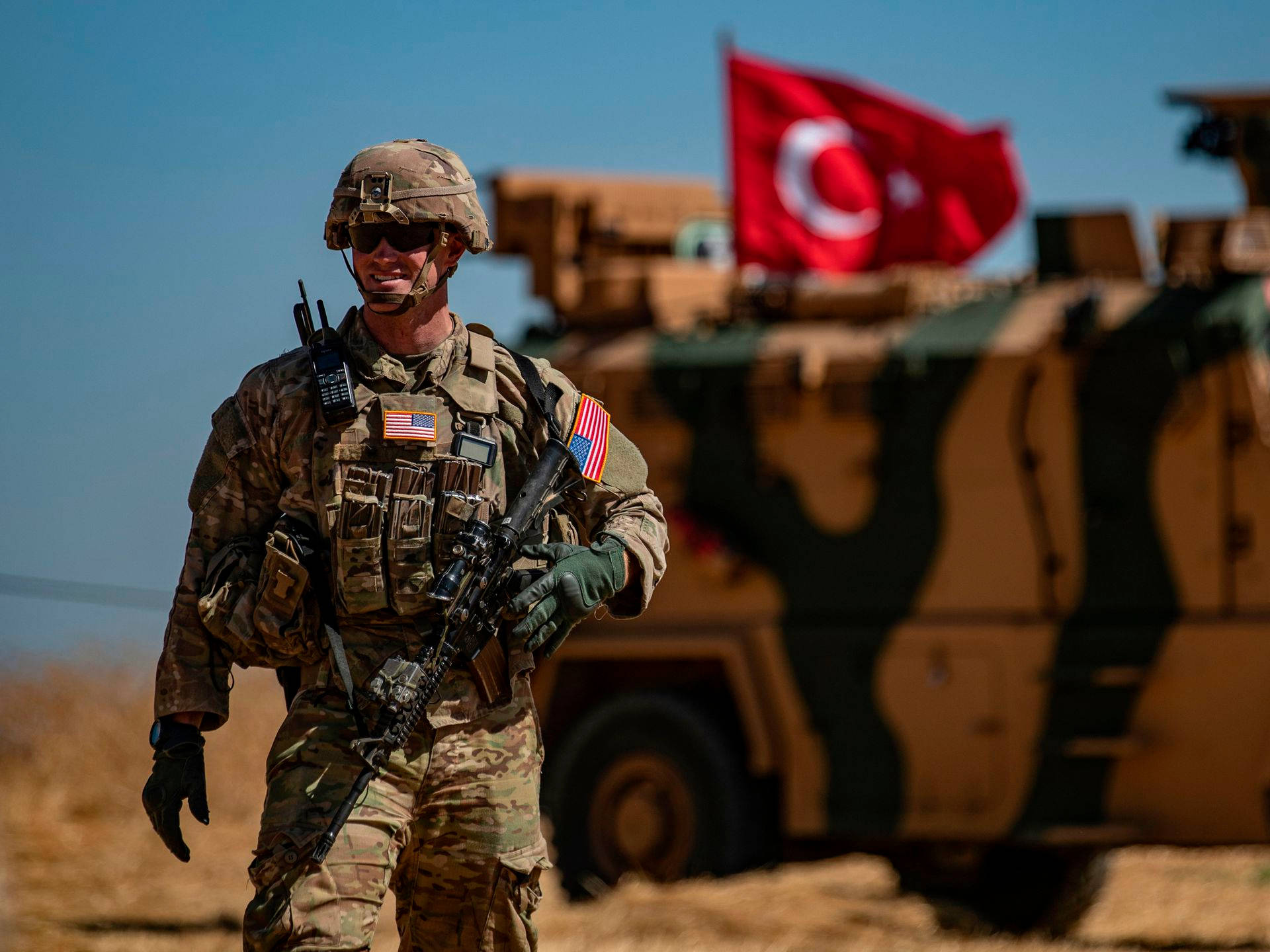 美國士兵在沙漠中走近土耳其軍車
