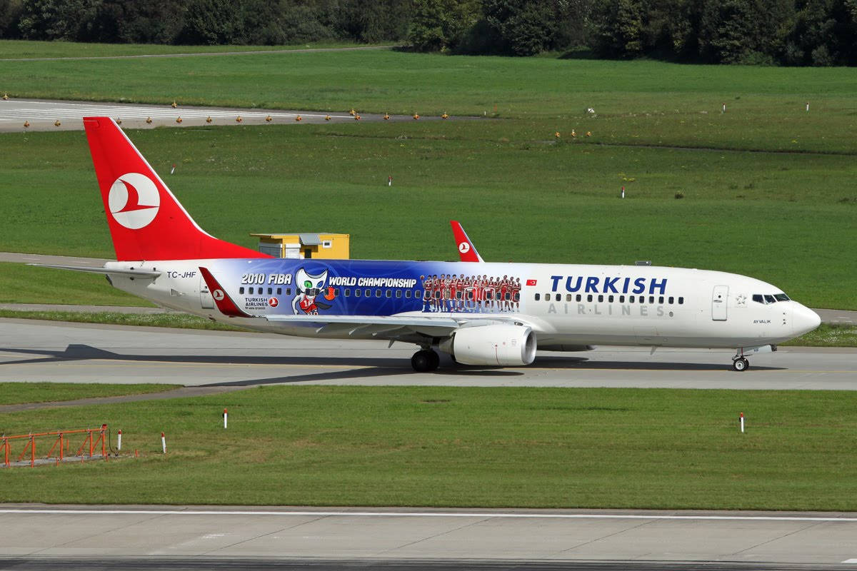 土耳其航空飛機帶有2010年FIBA世界錦標賽塗裝在跑道上