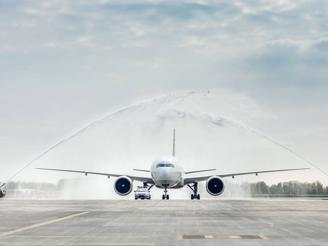 飛機在機場停機坪上接受水炮致敬
