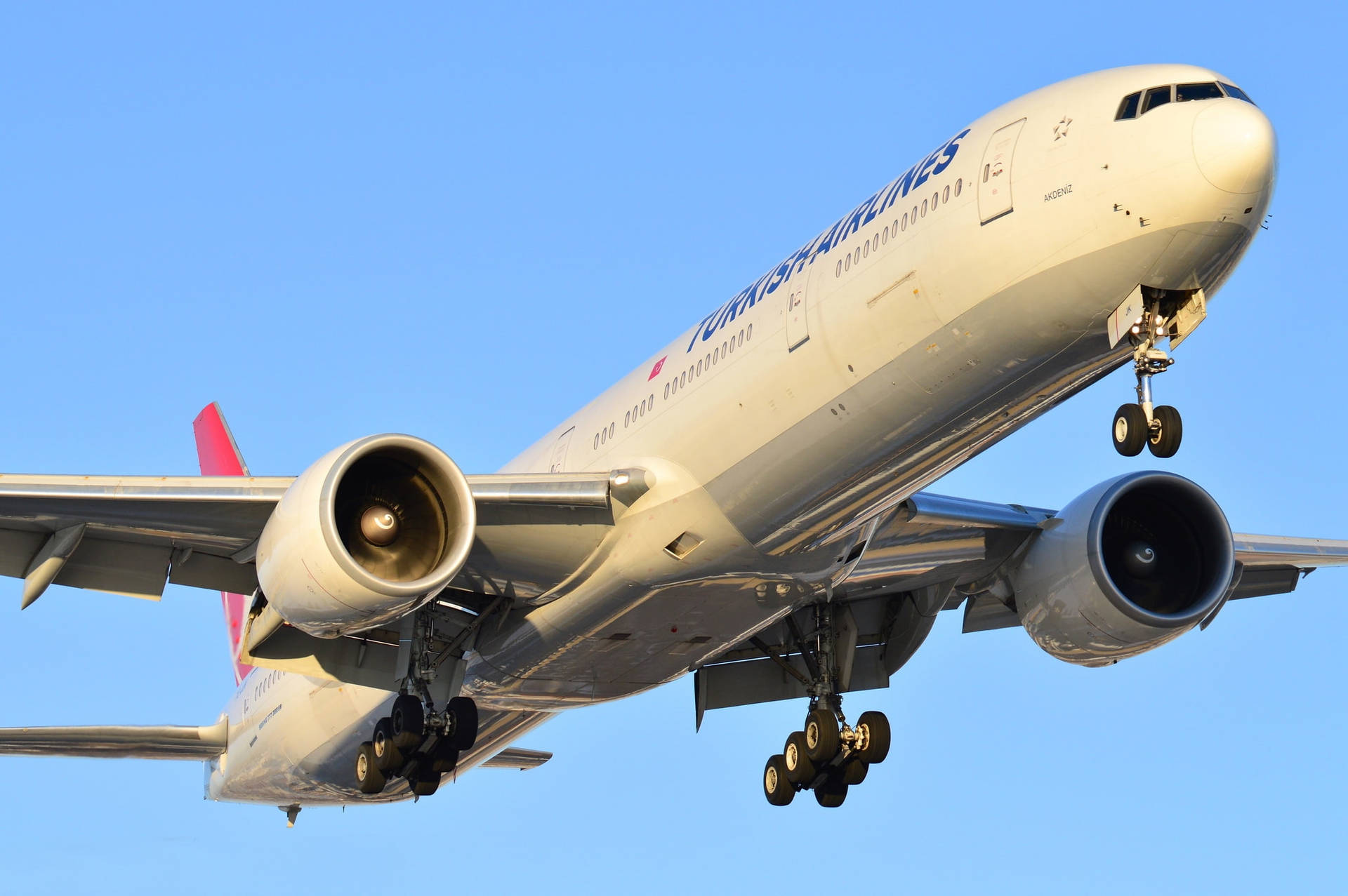 土耳其航空噴射機起落架放下，在藍天中降落