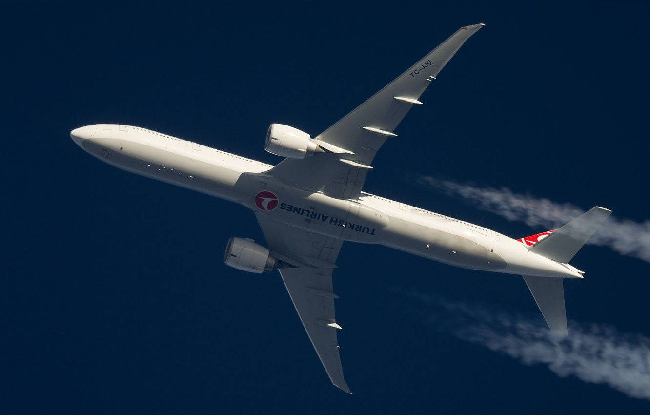 土耳其航空噴射機在清澈藍天中高飛，帶有凝結尾跡
