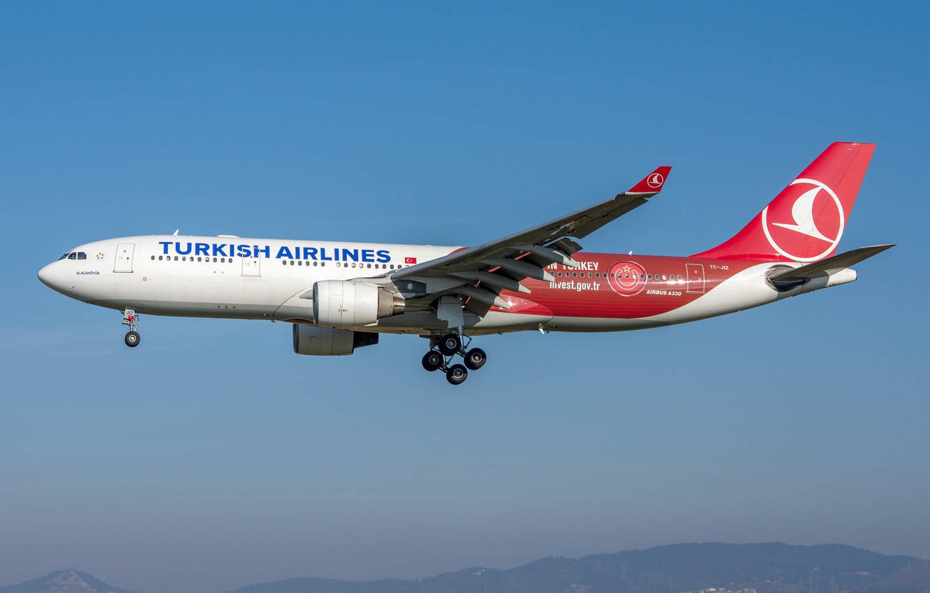 土耳其航空飛機以群山為背景降落