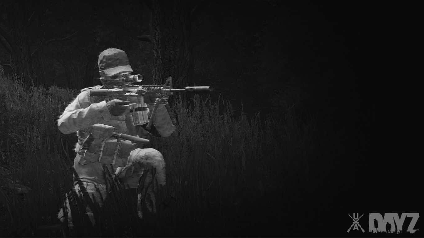 身穿迷彩服的士兵在夜間蹲在高草叢中瞄準步槍。
