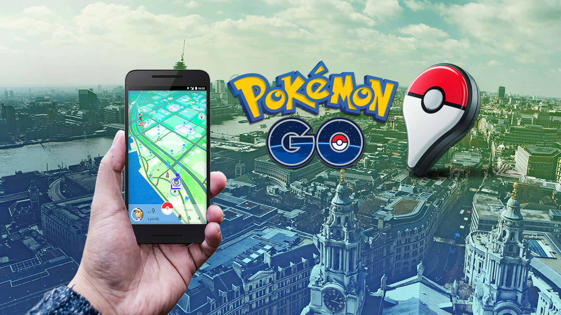 手拿著手機在城巿天際線上玩Pokémon GO，帶有遊戲標誌和精靈球。