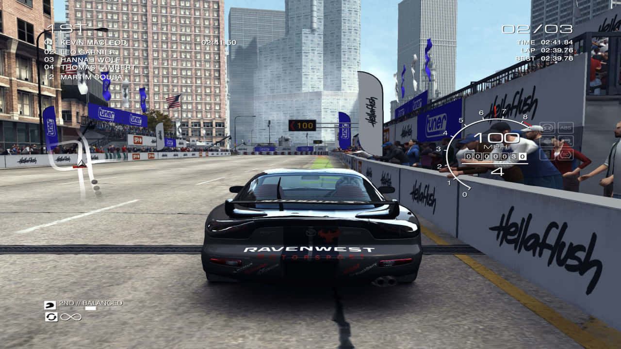 在 720p《Grid Autosport》中挑戰自我與對手 壁紙 — 一輛黑色賽車在城市的街道賽道上飛馳，背景是摩天大樓和歡呼的人群。