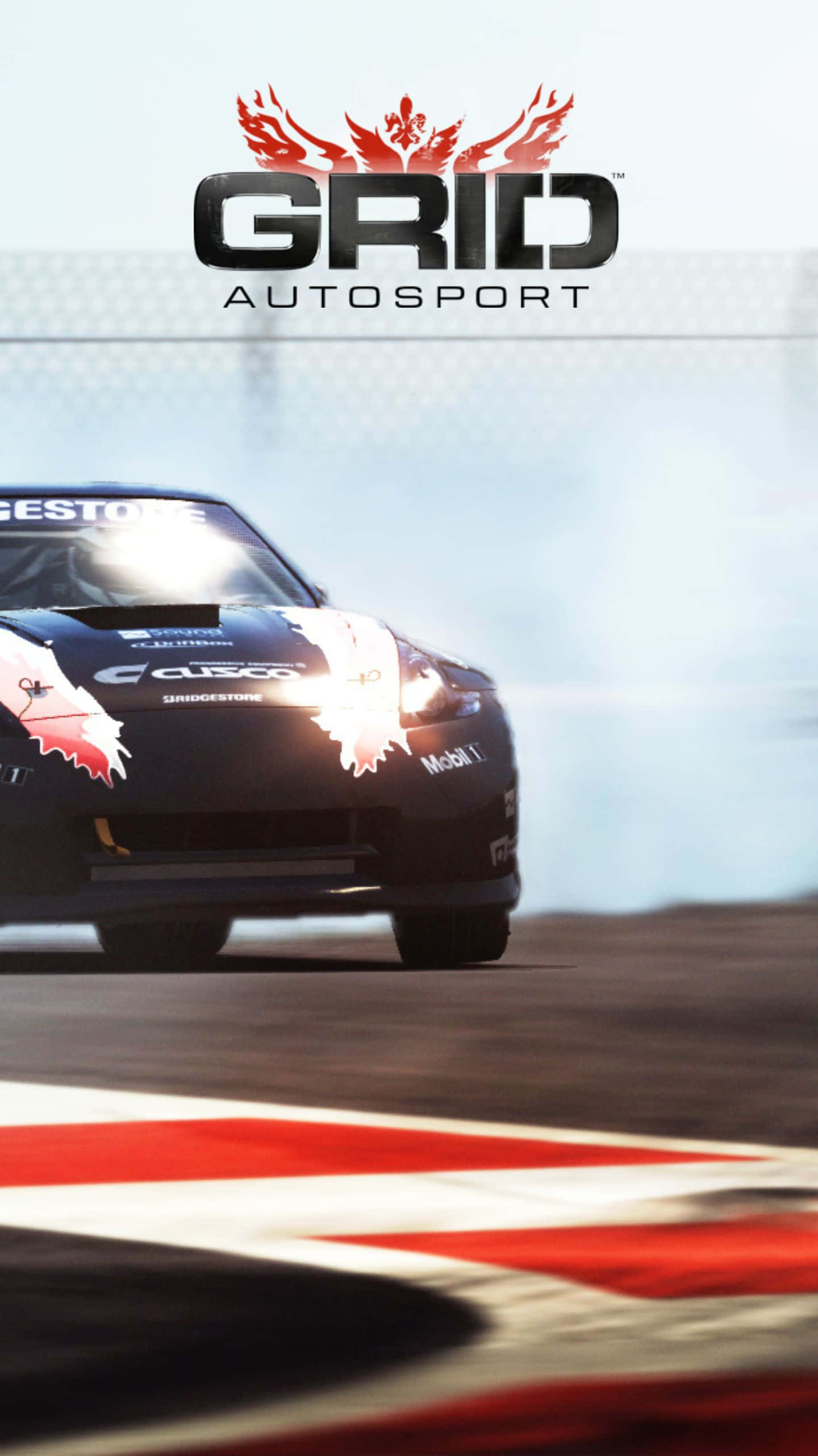 在 Android Grid Autosport 中穿梭歐洲街頭賽道 壁紙 — 一輛時尚的黑色賽車在明亮的日光下，沿著帶有紅色和白色路緣的賽道飛馳。