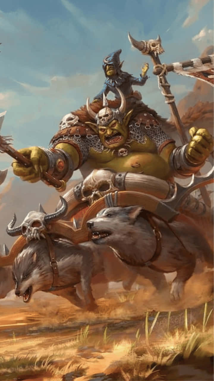 在 Android 上指揮部隊取得勝利：《Total War: Warhammer II》 壁紙 — 一個兇猛的綠色獸人戰士騎著兩隻咆哮的野豬般的野獸，在明亮的天空下穿越塵土飛揚的平原。