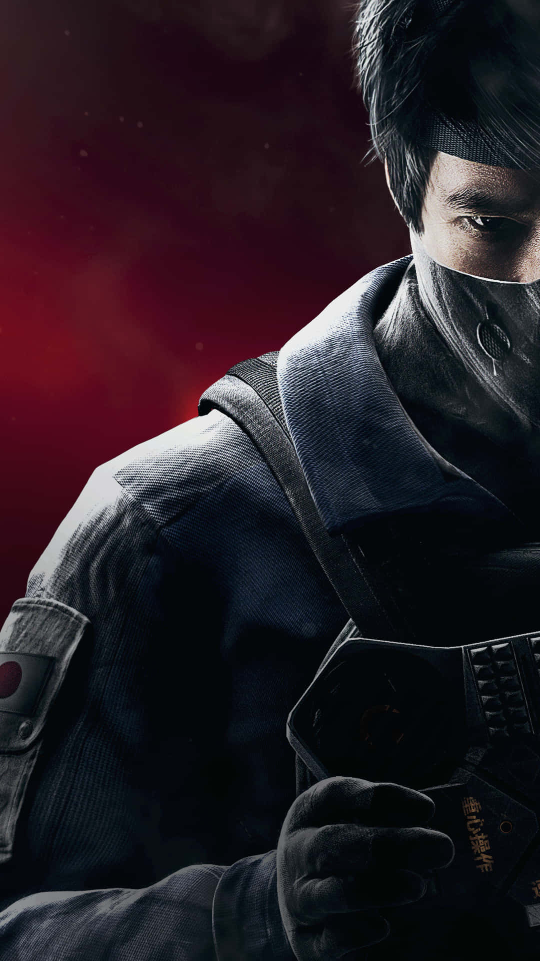 在 Android 上提升您的移動遊戲體驗 —— Rainbow Six Siege 壁紙 — 一名戴面具的士兵身穿深色戰術裝備，在煙霧彌漫的紅色背景下手持武器，眼神專注而強烈。