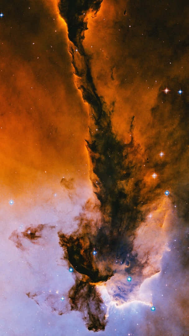 在 Android《文明：太空》中探索宇宙深處 壁紙 — 一個充滿活力的宇宙星雲，發光的橙色和紫色雲層被明亮的星星刺穿，映襯著黑暗的虛空。