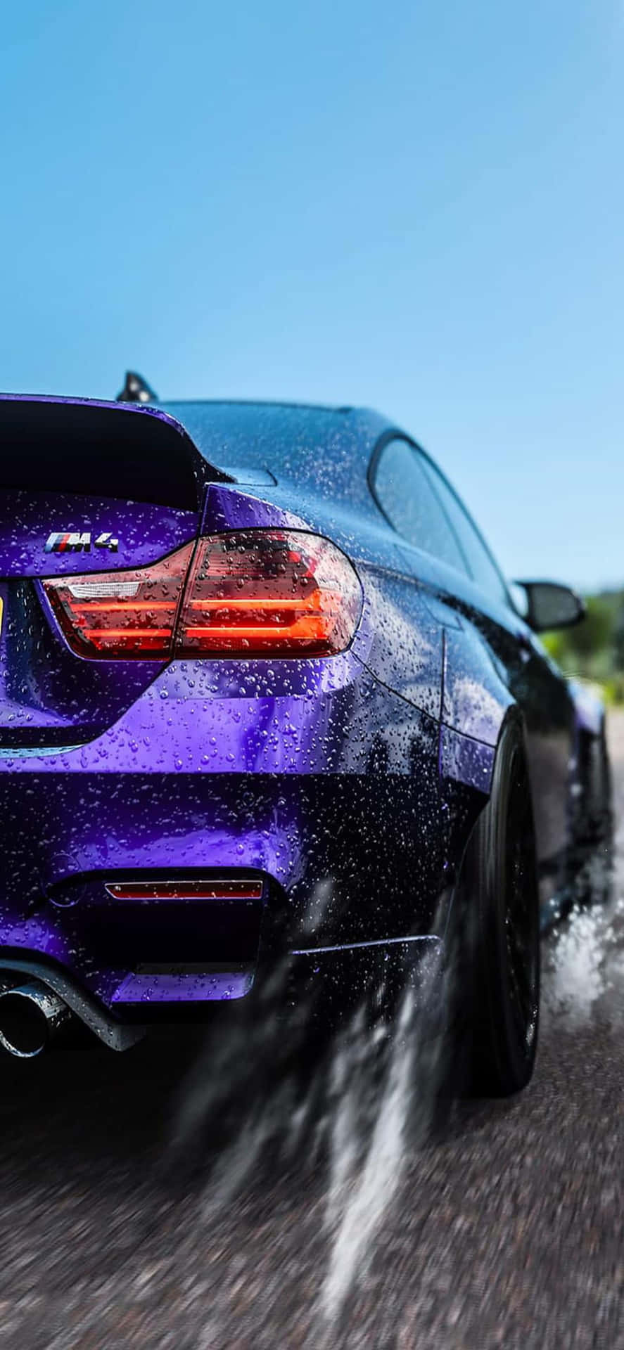 紫色BMW M4在濕滑路面上濺水疾馳