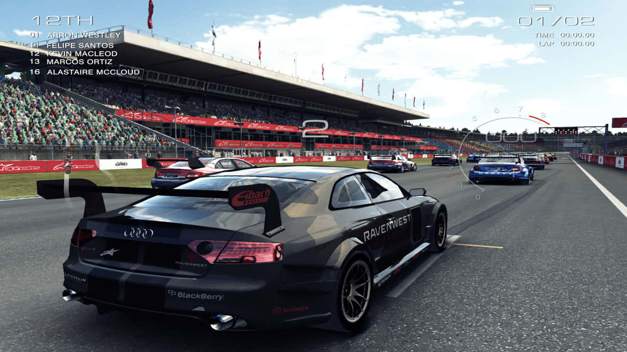 在《Autosport Grid》中享受刺激賽車體驗 壁紙 — 一輛黑色奧迪賽車在陽光明媚的賽道上飛馳，看台上座無虛席，其他參賽者盡收眼底。
