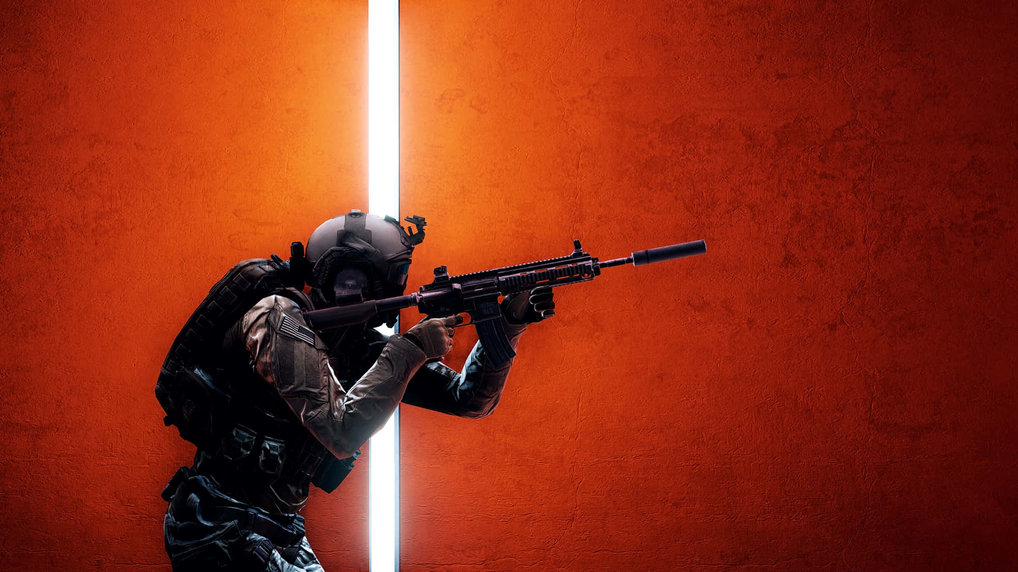 在 Battlefield 4 中以全力迎戰敵人 壁紙 — 一名身穿戰術裝備的士兵在紋理橙色牆壁前，從發光的垂直光縫後方瞄準步槍。