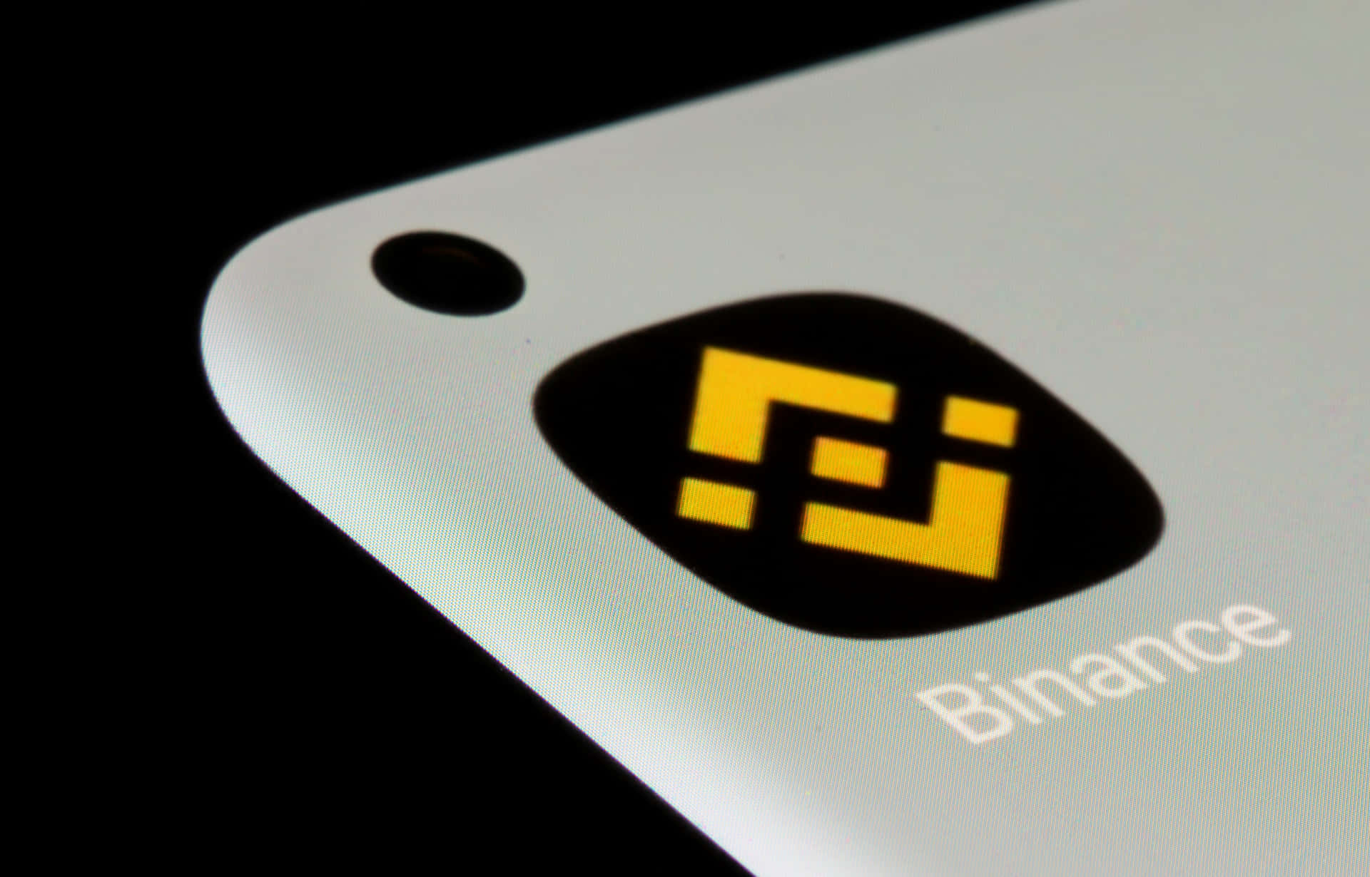 智能手機屏幕顯示 Binance 加密貨幣應用程式標誌