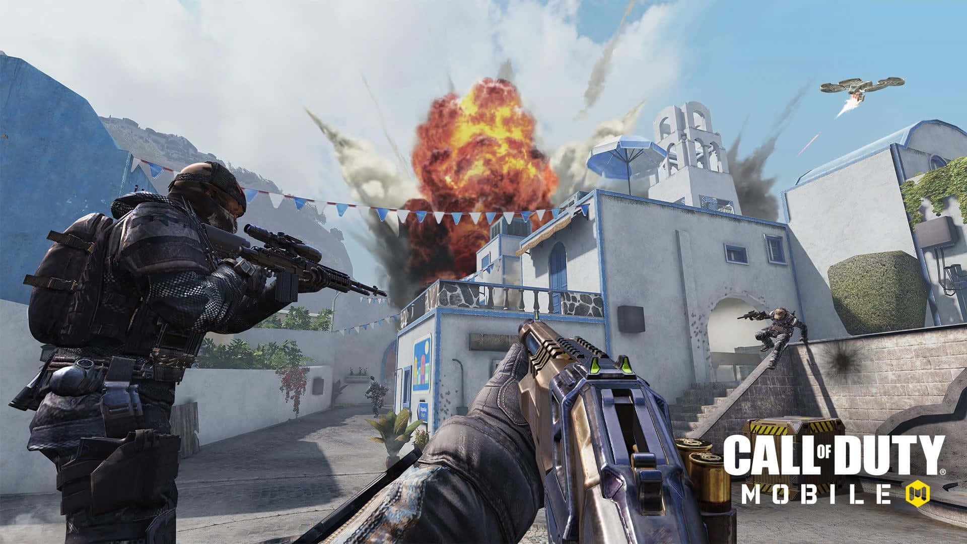 First-person Shooter 桌布 壁紙 — 在《Call of Duty Mobile》戰鬥中，一名士兵在白色建築物後方爆炸爆發時射擊步槍，場景位於地中海風格村莊。