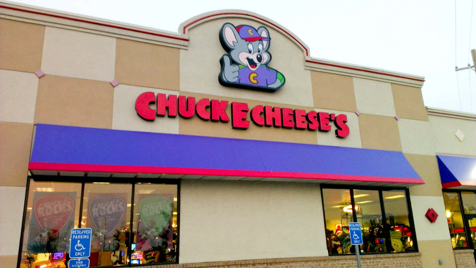 Chuck E Cheese's 娛樂中心店面，有吉祥物標誌同窗戶。