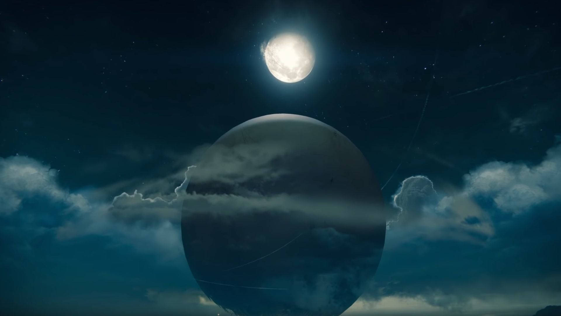 在 Destiny 2: Shadowkeep 中調整你的戰術策略 壁紙 — 一輪明亮的滿月在繁星點點的夜空下，照耀著一個被旋轉雲層籠罩的巨大黑暗行星。