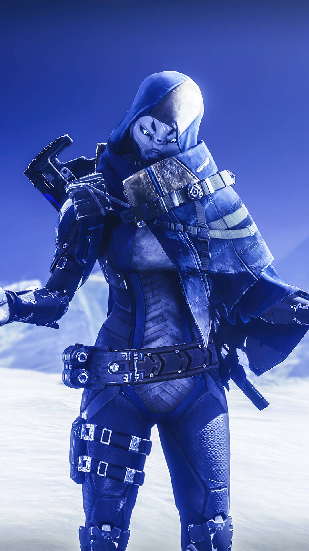 一名身穿藍色服裝、戴著兜帽、手持武器的戰士站在雪山中。