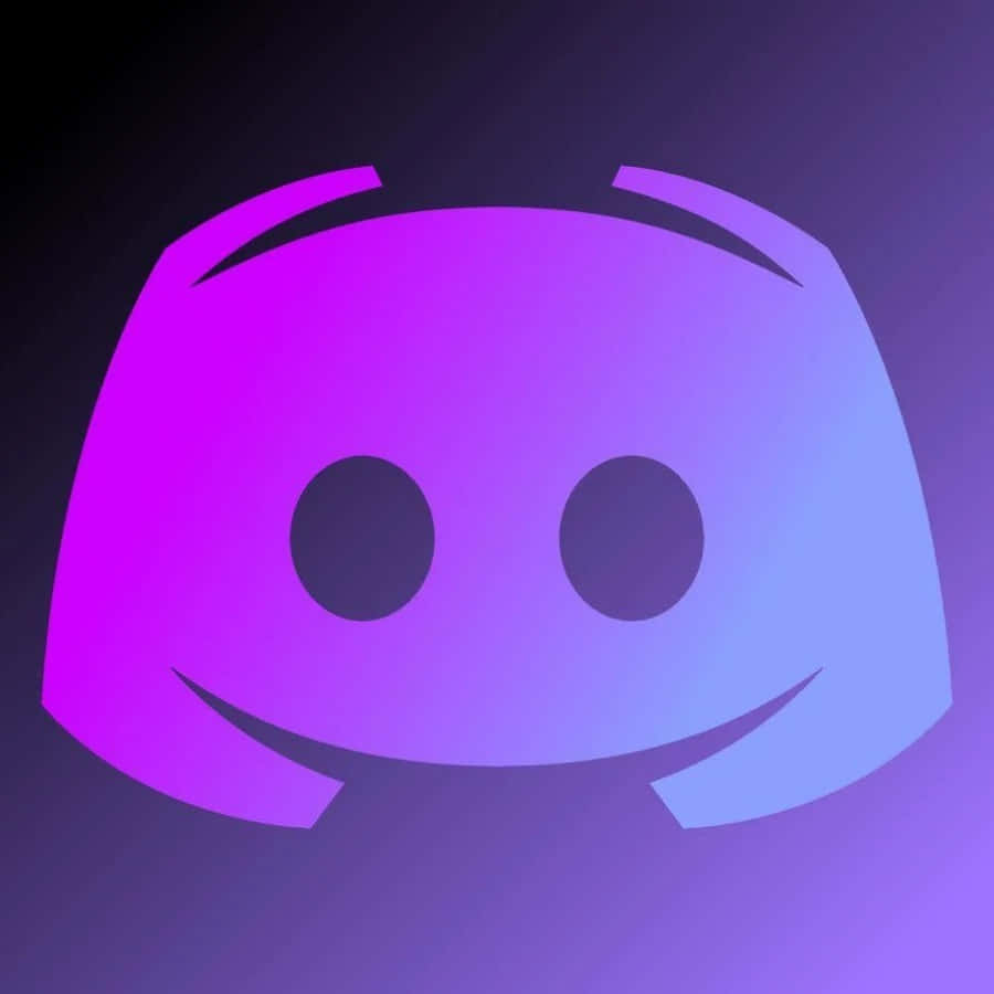 在 Discord 上分享即是關心 壁紙 — 在深色漸變背景上帶有笑臉的發光紫色和藍色Discord標誌。