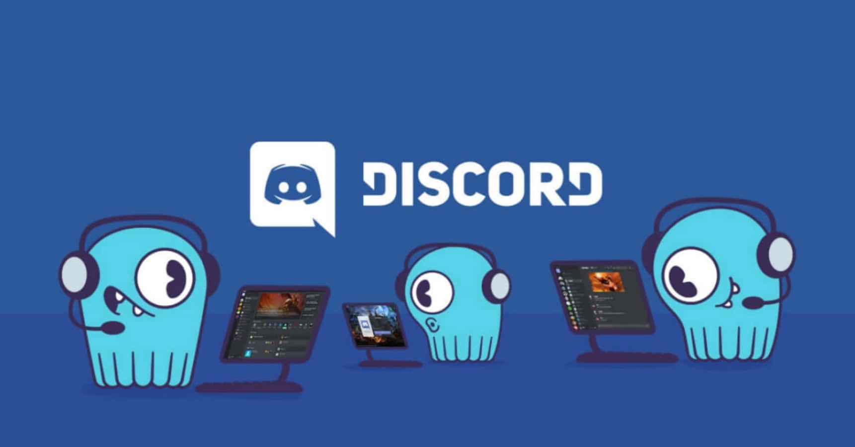 在 Discord 上連接與溝通 壁紙 — 三個戴著耳機的藍色卡通八爪魚角色坐在電腦前，顯示遊戲串流，背景為純藍色並帶有 Discord 標誌。