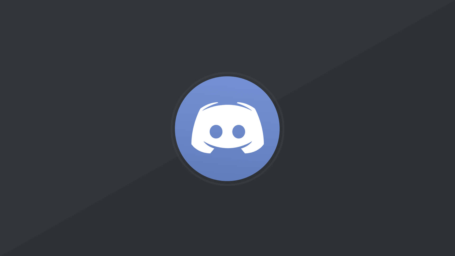 在 Discord 社群中與朋友連接 壁紙 — 一個白色Discord標誌置於藍色圓圈中央，背景為深灰色漸變。