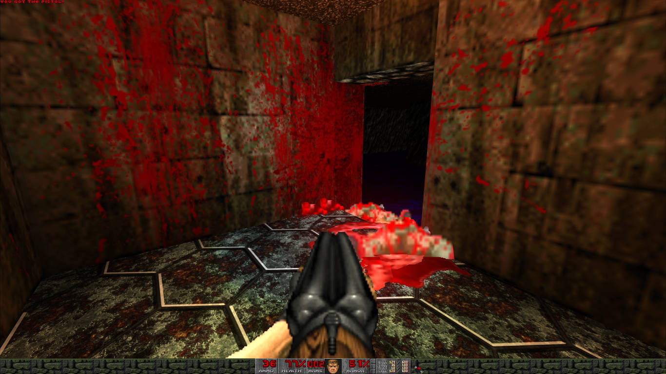 在 DOOM Eternal 中對抗無盡惡魔 壁紙 — 第一人稱視角，在復古3D射擊遊戲中，一條濺滿鮮血的石頭走廊，槍口指向前方。