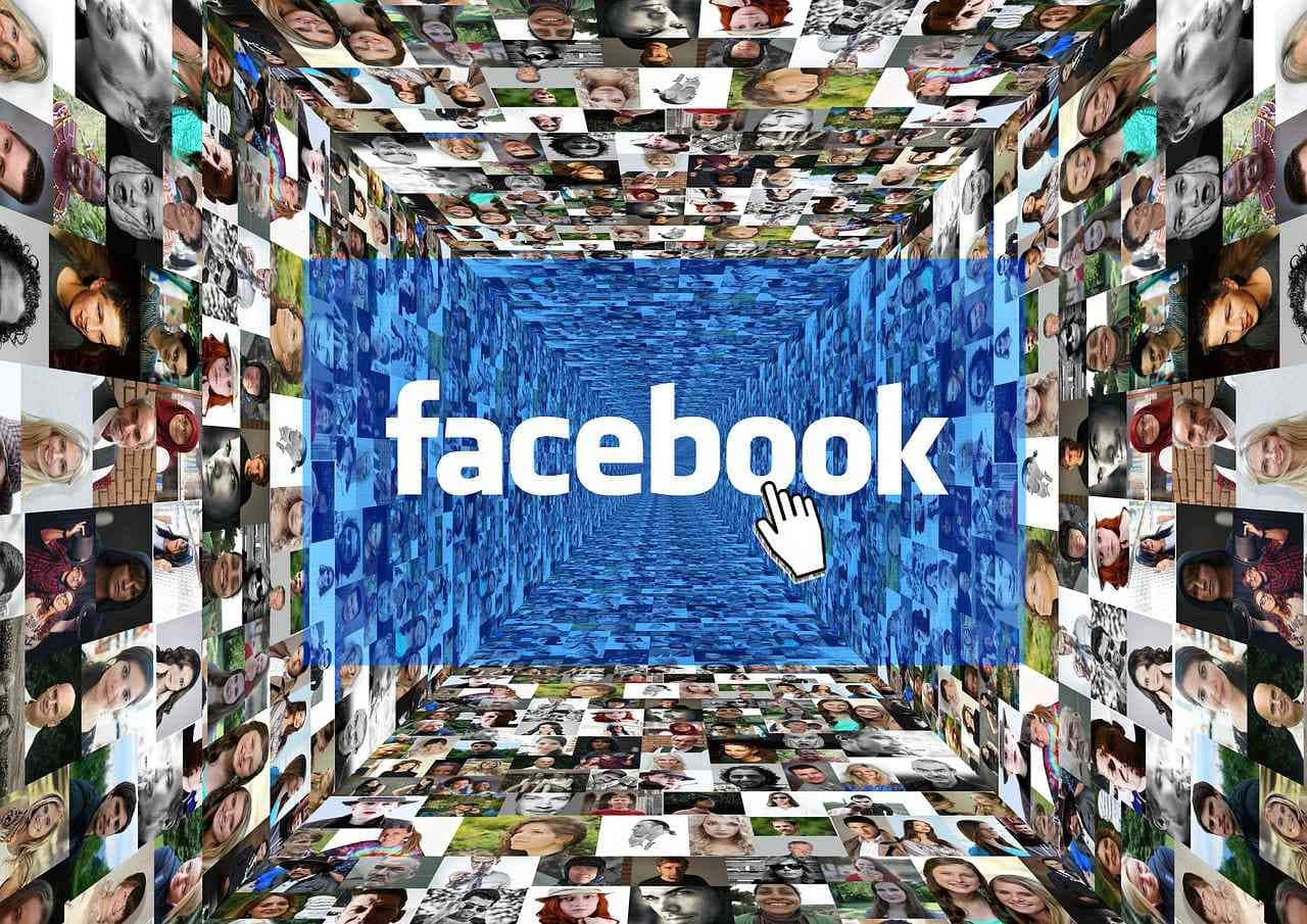 一條Facebook個人資料照片隧道通向帶有Facebook標誌和光標的藍色屏幕。