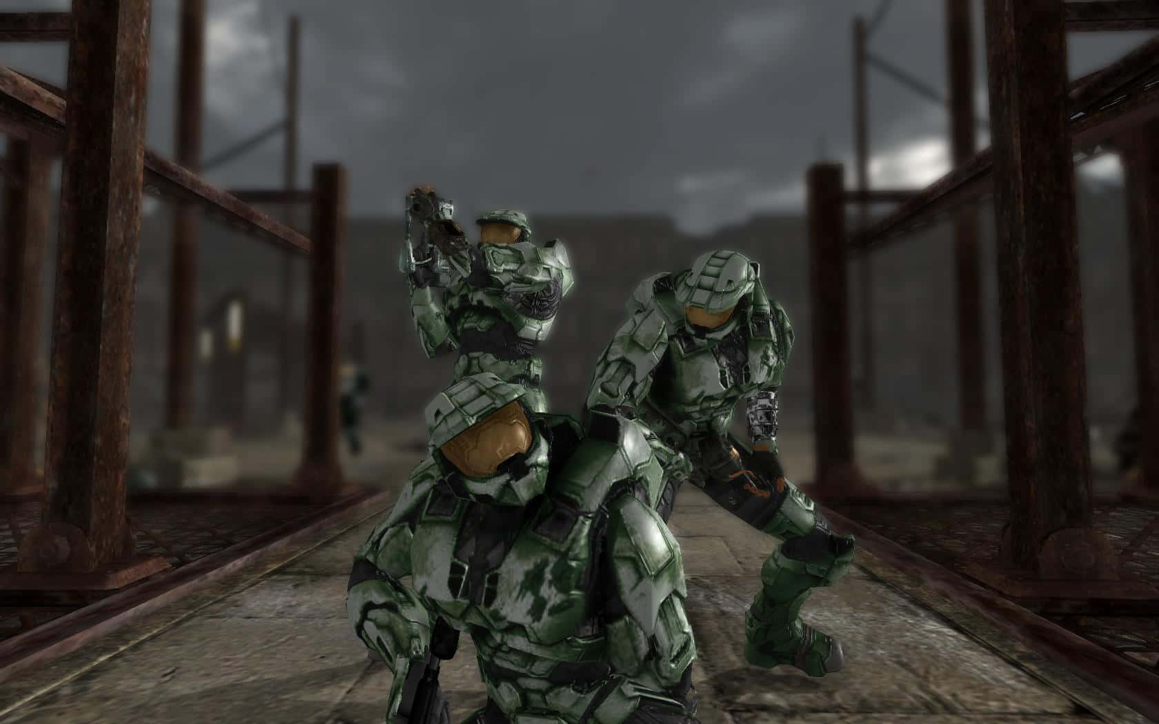 在《Fallout》的後末日世界尋找寧靜 壁紙 — 三名身穿綠色戰鬥裝備的裝甲士兵在陰沉多雲的天空下，警覺地站在一座風化的木橋上。