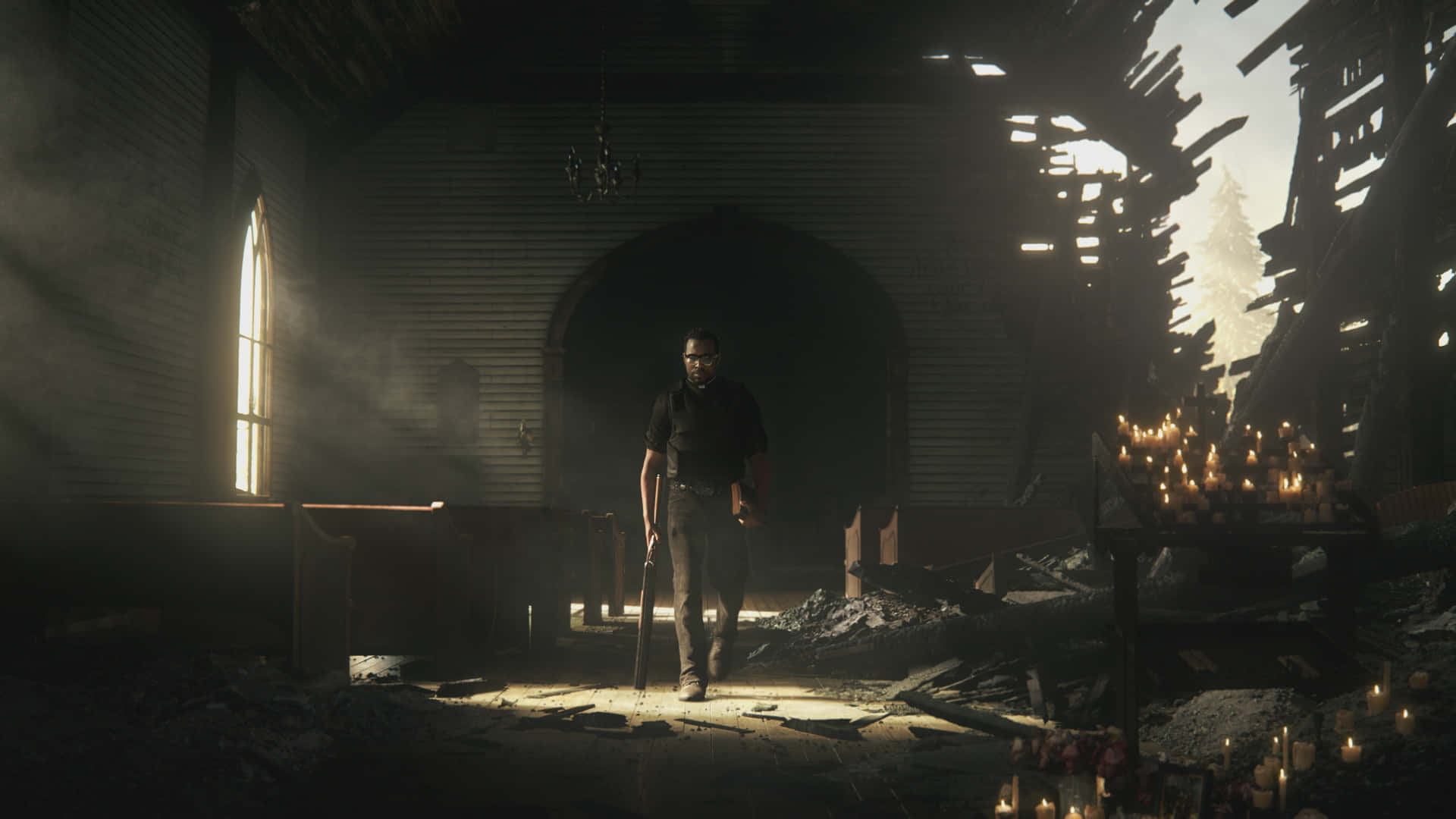 在《Far Cry 5》中享受刺激冒險 壁紙 — 一個男人走過一座陽光普照、破敗的教堂，牆壁破損，搖曳的蠟燭在廢墟上投下溫暖的光芒。