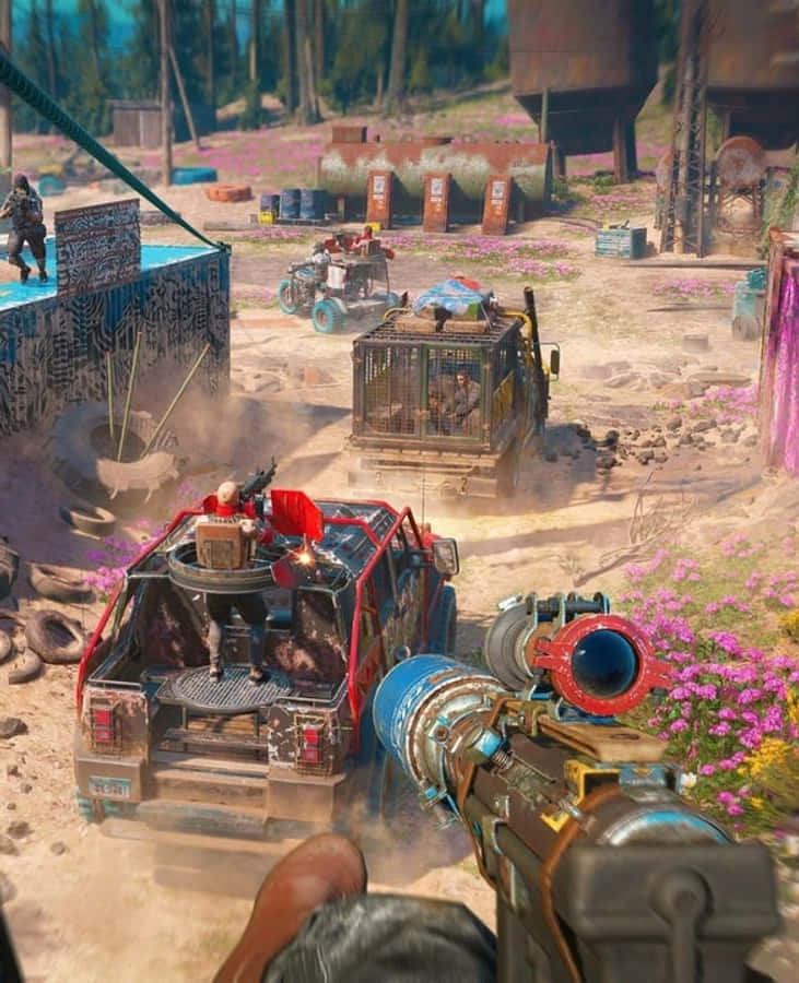 在《Far Cry New Dawn》世界中開啟全新可能 壁紙 — 第一人稱射擊場景，玩家在塵土飛揚、鮮花遍野的荒地上用大型武器瞄準改裝車輛和武裝角色。
