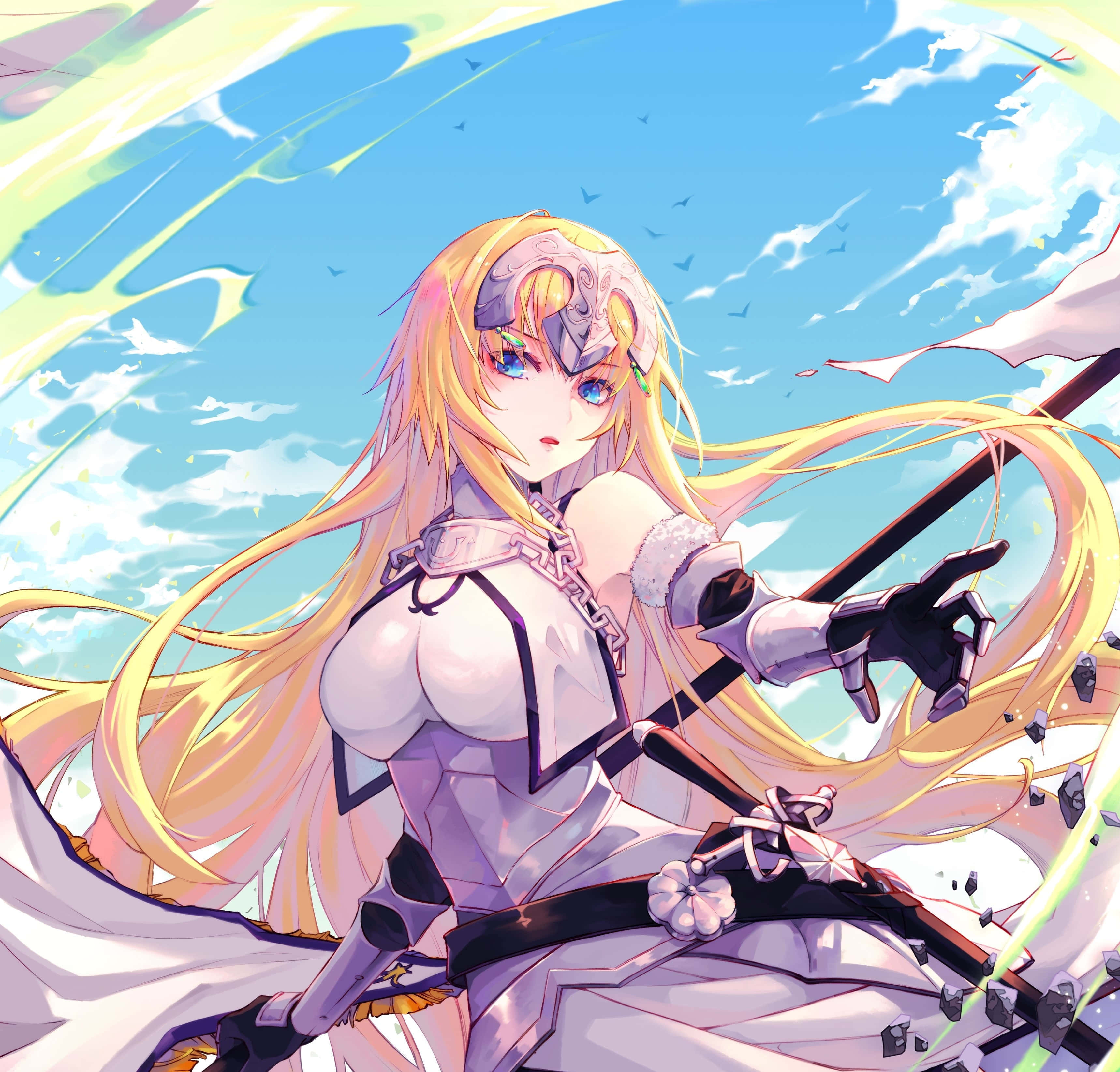 在《Fate/Grand Order》中釋放亞瑟王的傳奇劍——石中劍的力量 壁紙 — 一位金髮動漫戰士身穿白色盔甲，在鳥兒和發光能量條紋的鮮豔天空下揮劍。