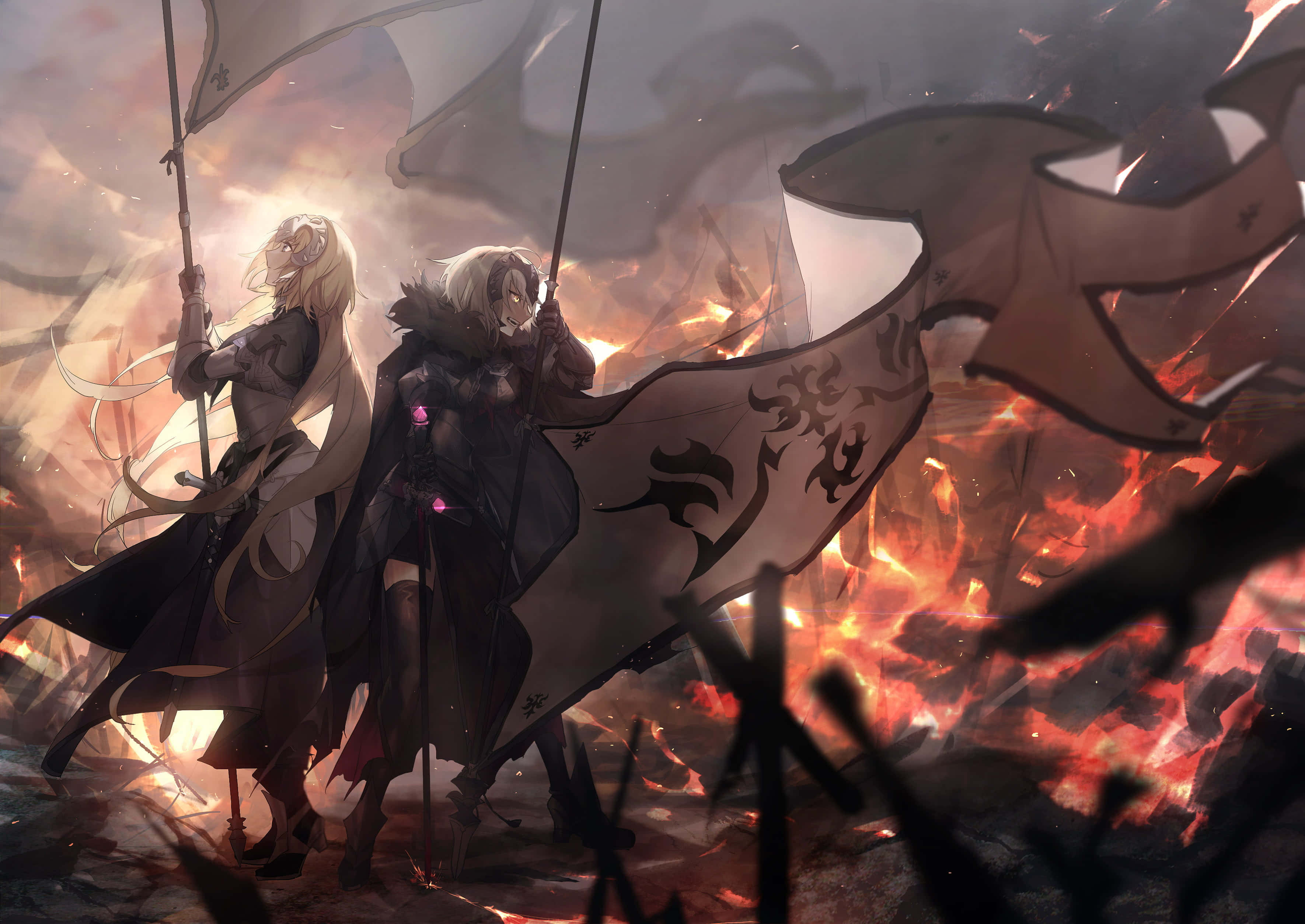 在《Fate Grand Order》中召喚傳奇英雄 壁紙 — 兩位動漫戰士在烈火戰場上堅定站立，手持華麗旗幟，身後火焰肆虐。