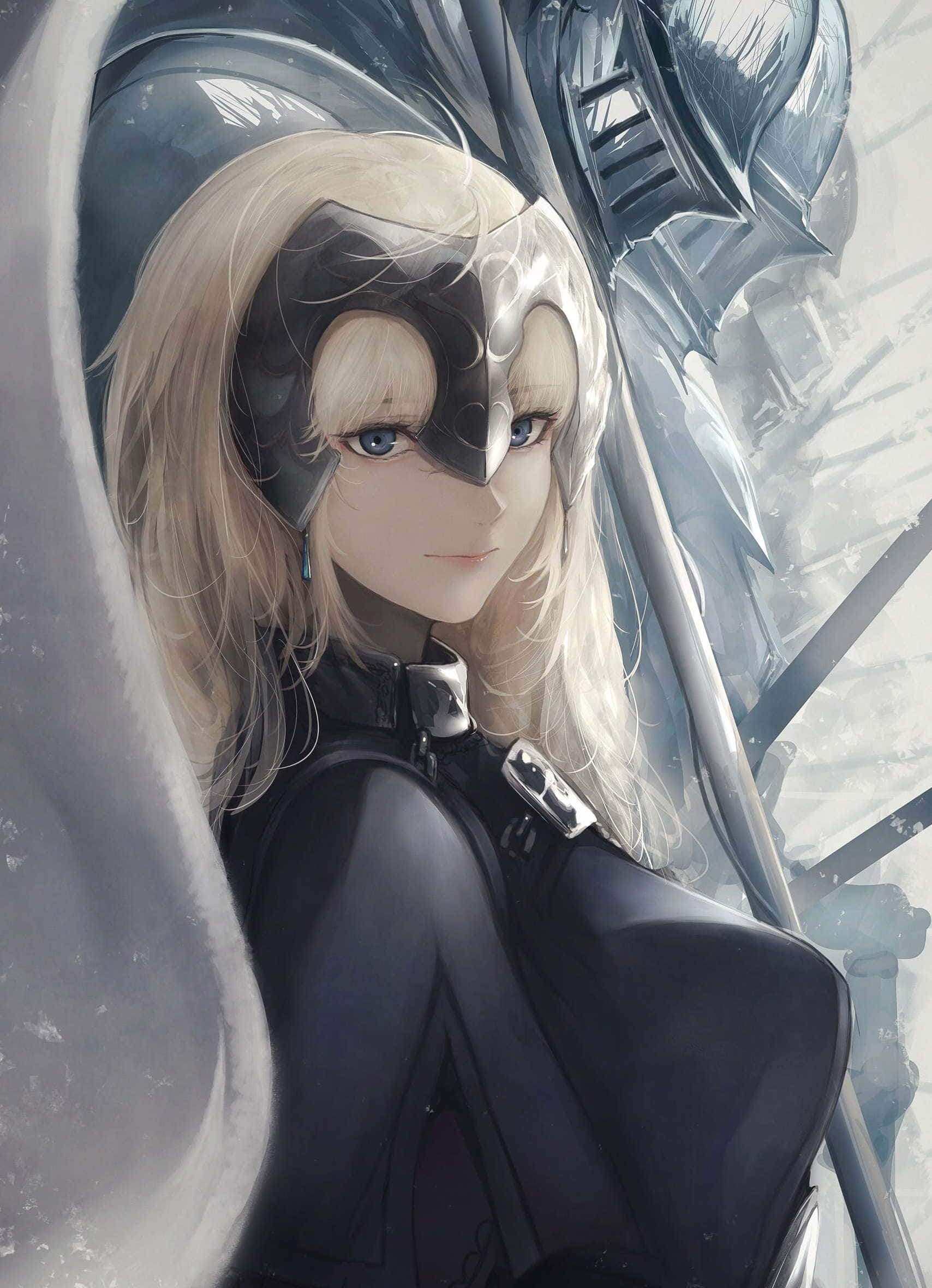 在《Fate Grand Order》體驗壯闊戰鬥 壁紙 — 一位金髮動漫女孩，戴著黑色面具和未來風格的盔甲，在金屬背景下溫柔地凝視。
