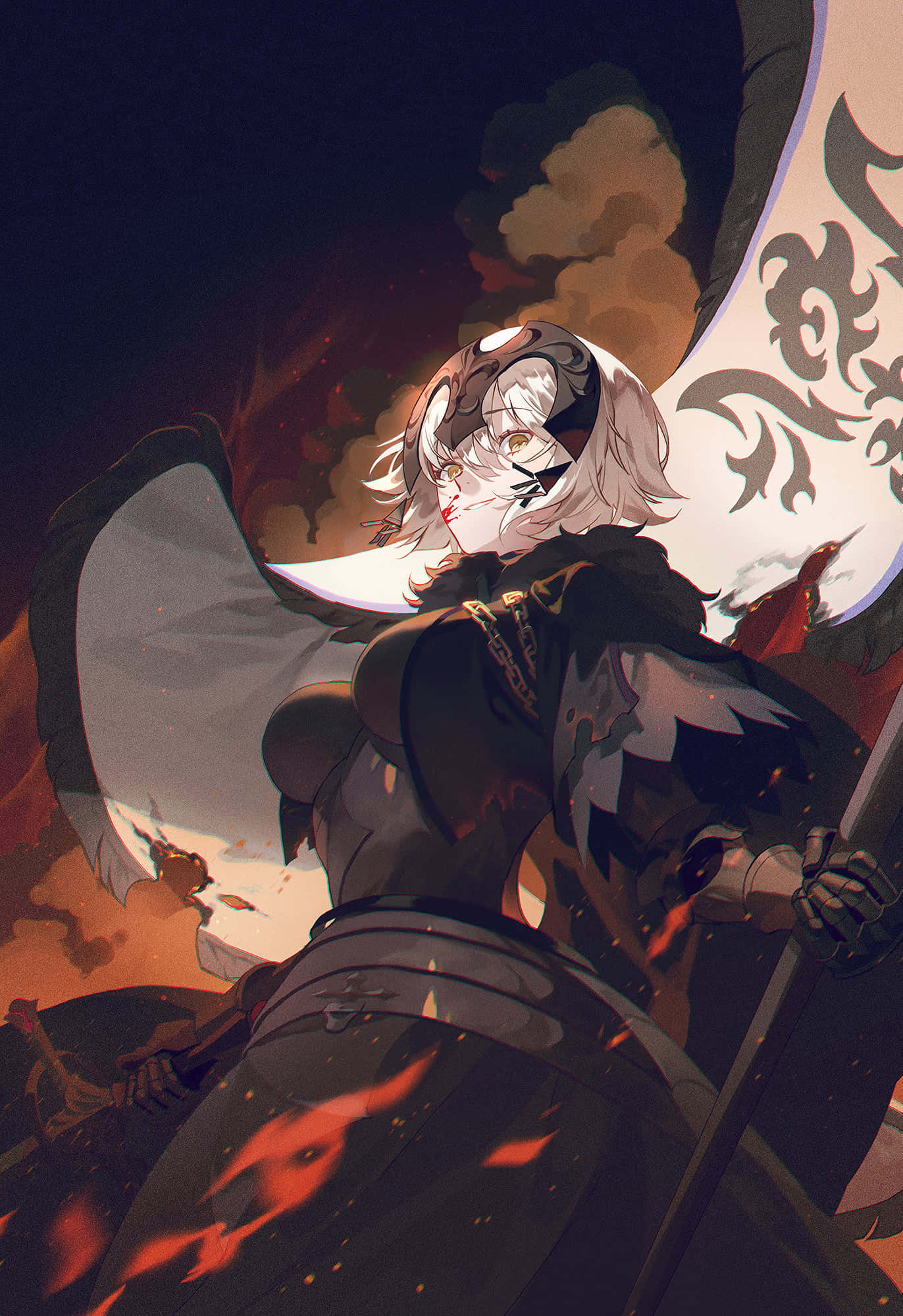 在《Fate/Grand Order》的世界中，冒險正等待著你 壁紙 — 一位白髮機械眼的兇猛動漫戰士，在火焰煙霧和烏雲中揮舞著發光的劍。